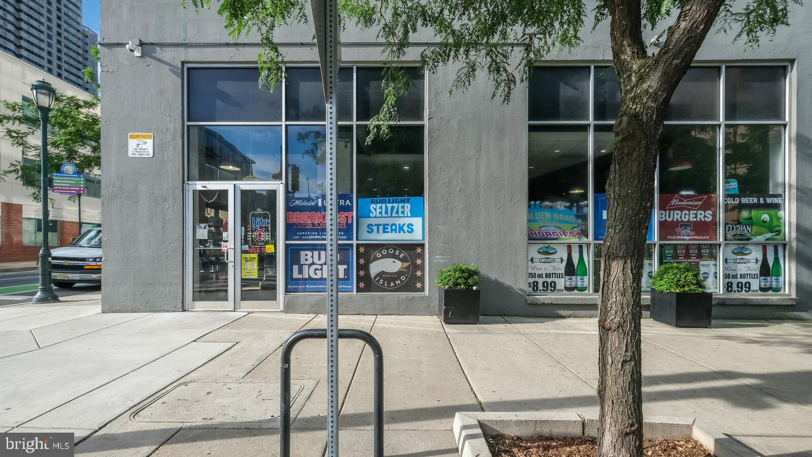 LOGAN SQUARE - Commercial Sale