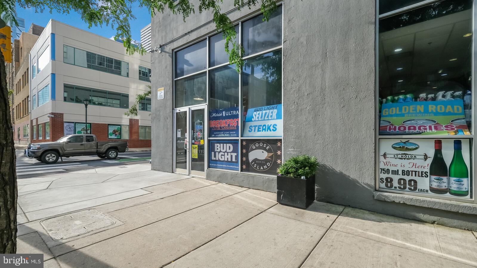 LOGAN SQUARE - Commercial Sale