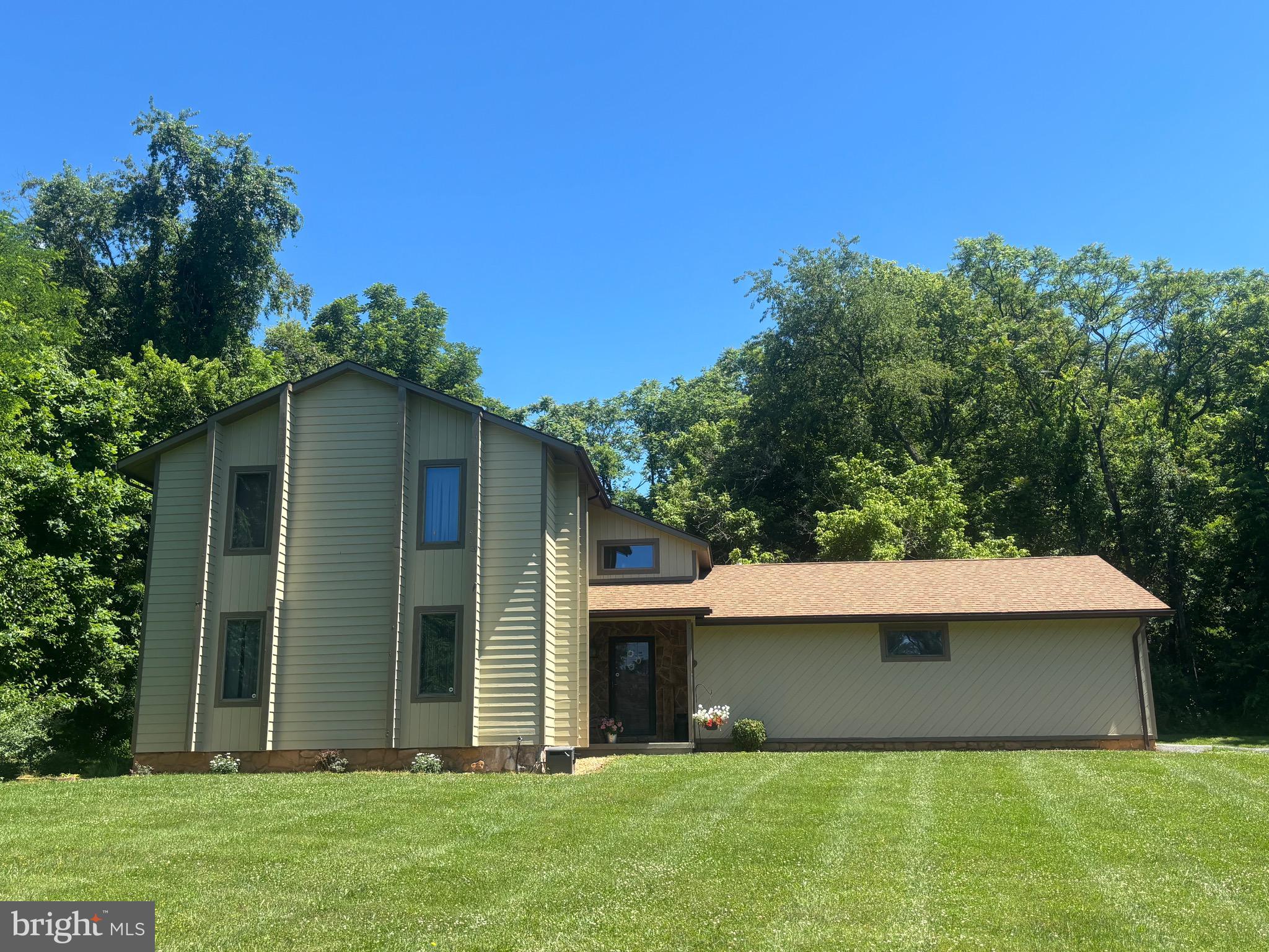 *Professional pics being uploaded soon * This is your chance to own a home in the desired Honeywood on the Potomac, granting you access to the Potomac River. Living here will also give you access to a community swimming pool, tennis courts, boat ramp, and more! Live here year-round or enjoy as your weekend retreat! This home boasts 2 large bedrooms, 2.5 baths and a deck off the master to enjoy your morning coffee amongst wildlife. The master bath has new tub, shower and sinks. It sits on almost 2 acres giving you plenty of yard space to entertain this summer. The house was just freshly painted on both the inside and the outside! New roof and gutters in 2019, new well pump in 2022, and new downstairs ac unit 2024. You're not going to want to miss this one!