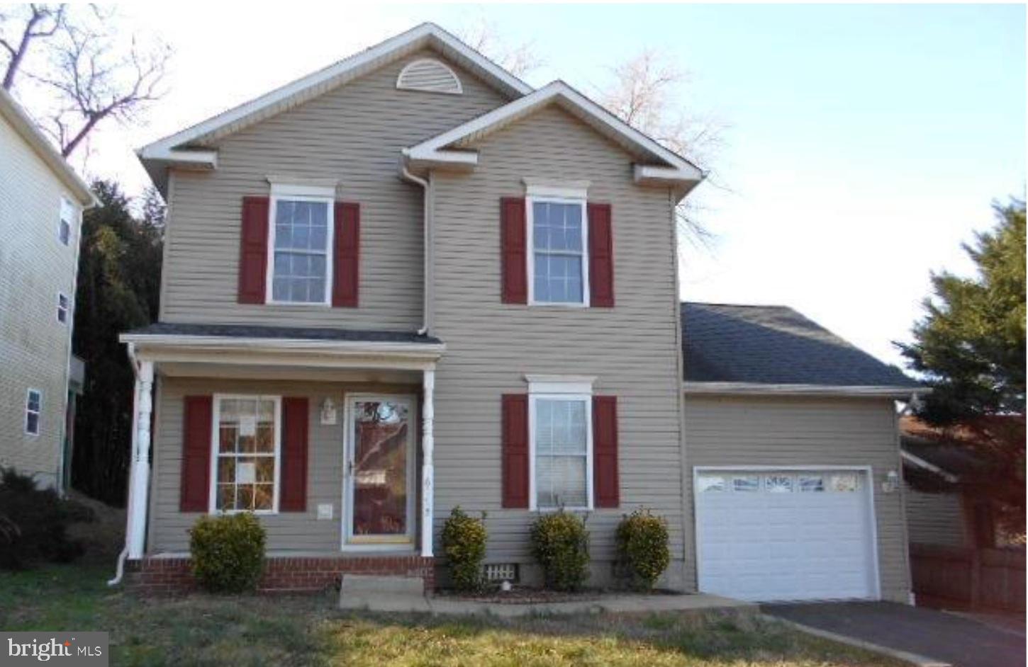 Come live at the Beach!! Less than 1/2 hour to Fredericksburg yet a world away! Fairview Beach has access to Potomac River boat launch, fishing pier, and BEACH for residents plus fun riverfront restaurants to enjoy! Stainless steel appliances, oversized garage, fenced backyard with deck for summer fun, & is a short walk to the beach. Easy drive to Dahlgren, Quantico, shopping, too! Vacation at home!