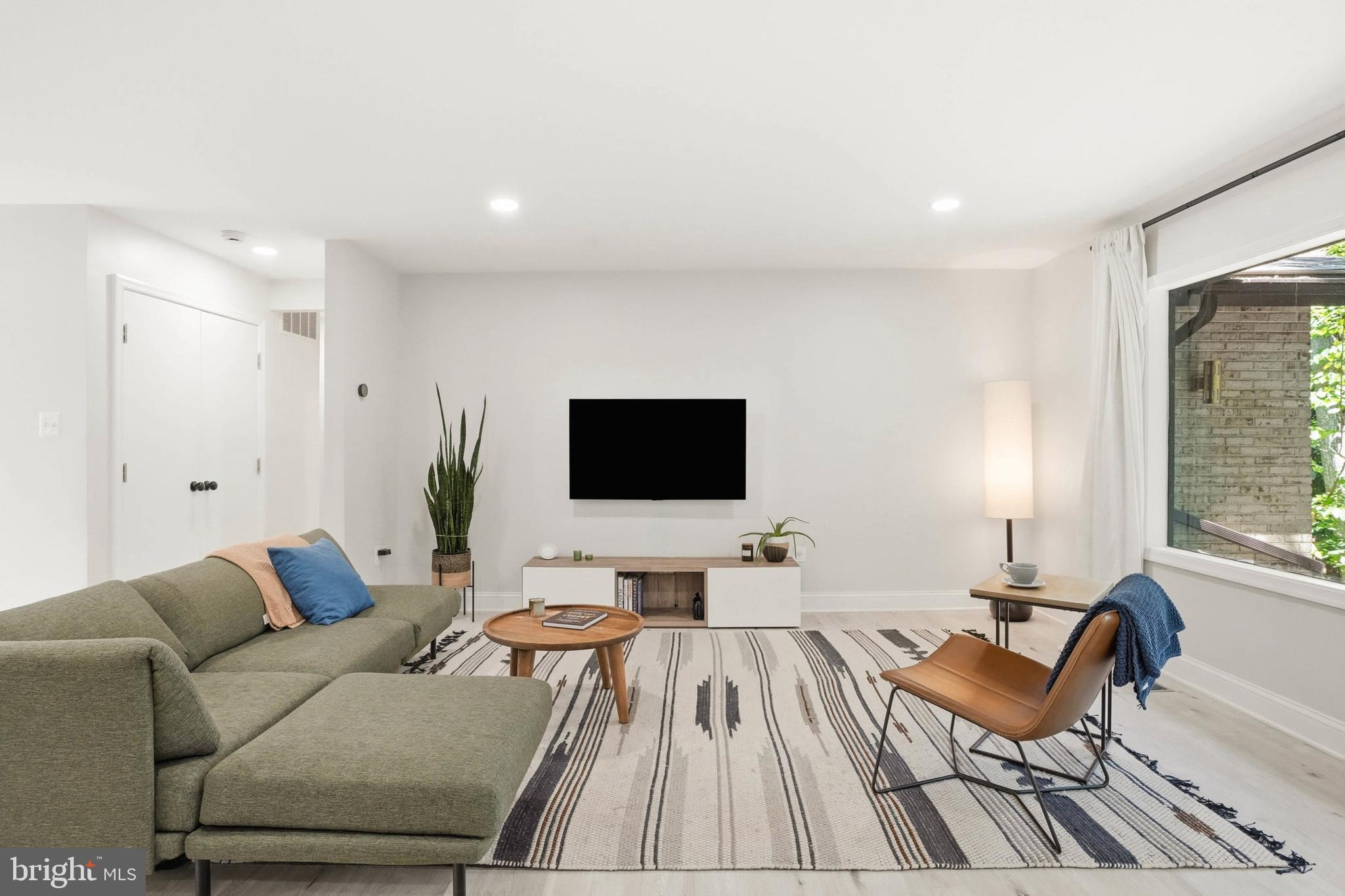 MANOR WOODS - Residential