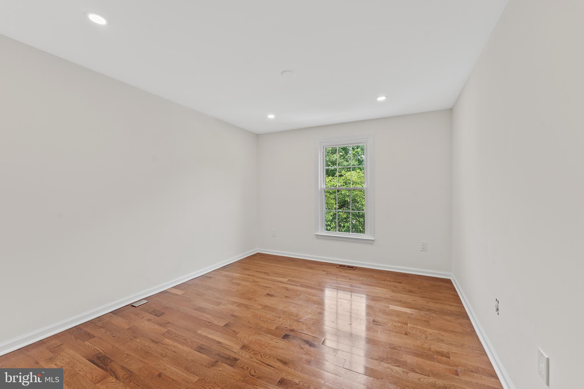 DUMONT OAKS - Residential