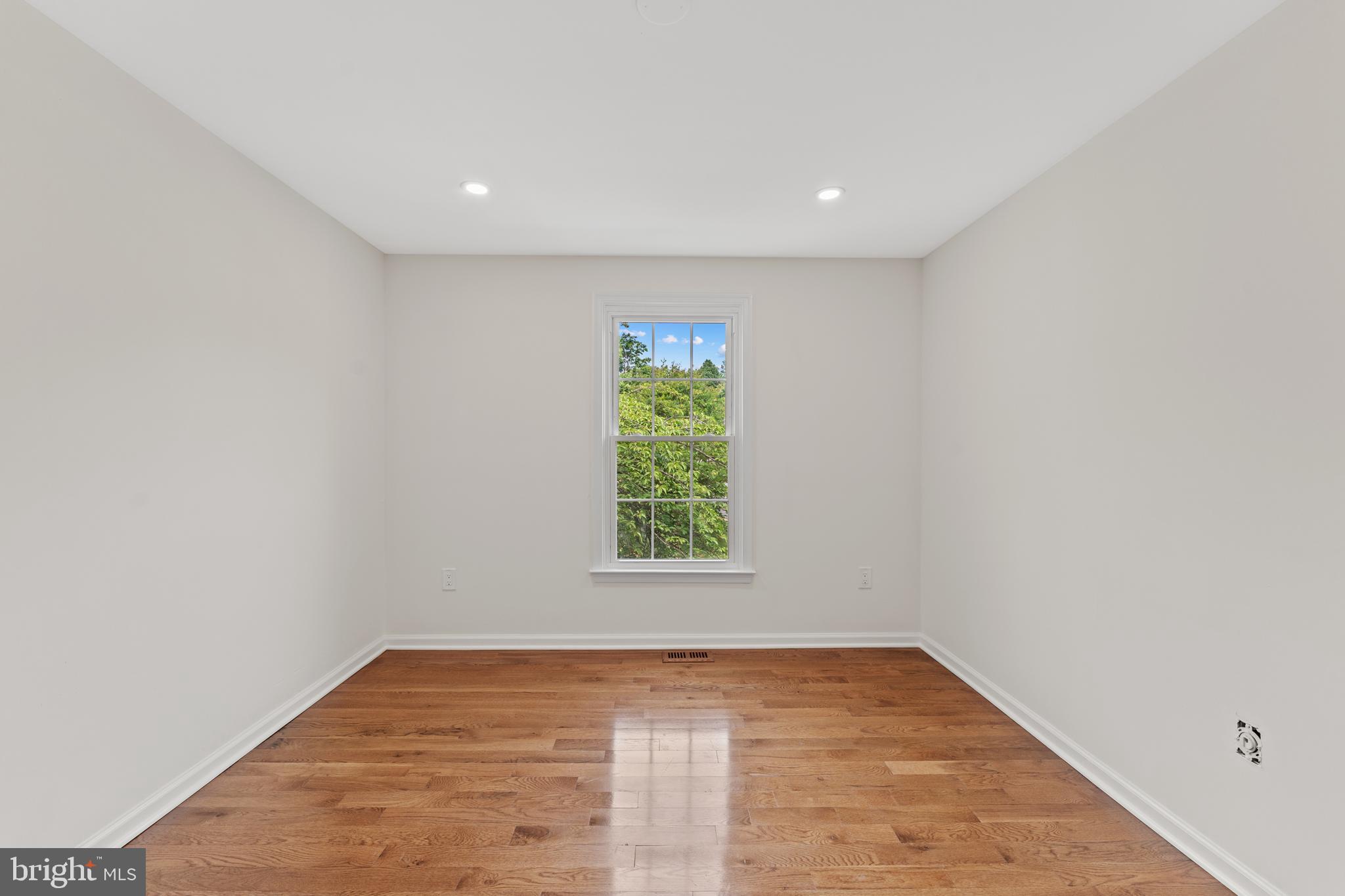 DUMONT OAKS - Residential