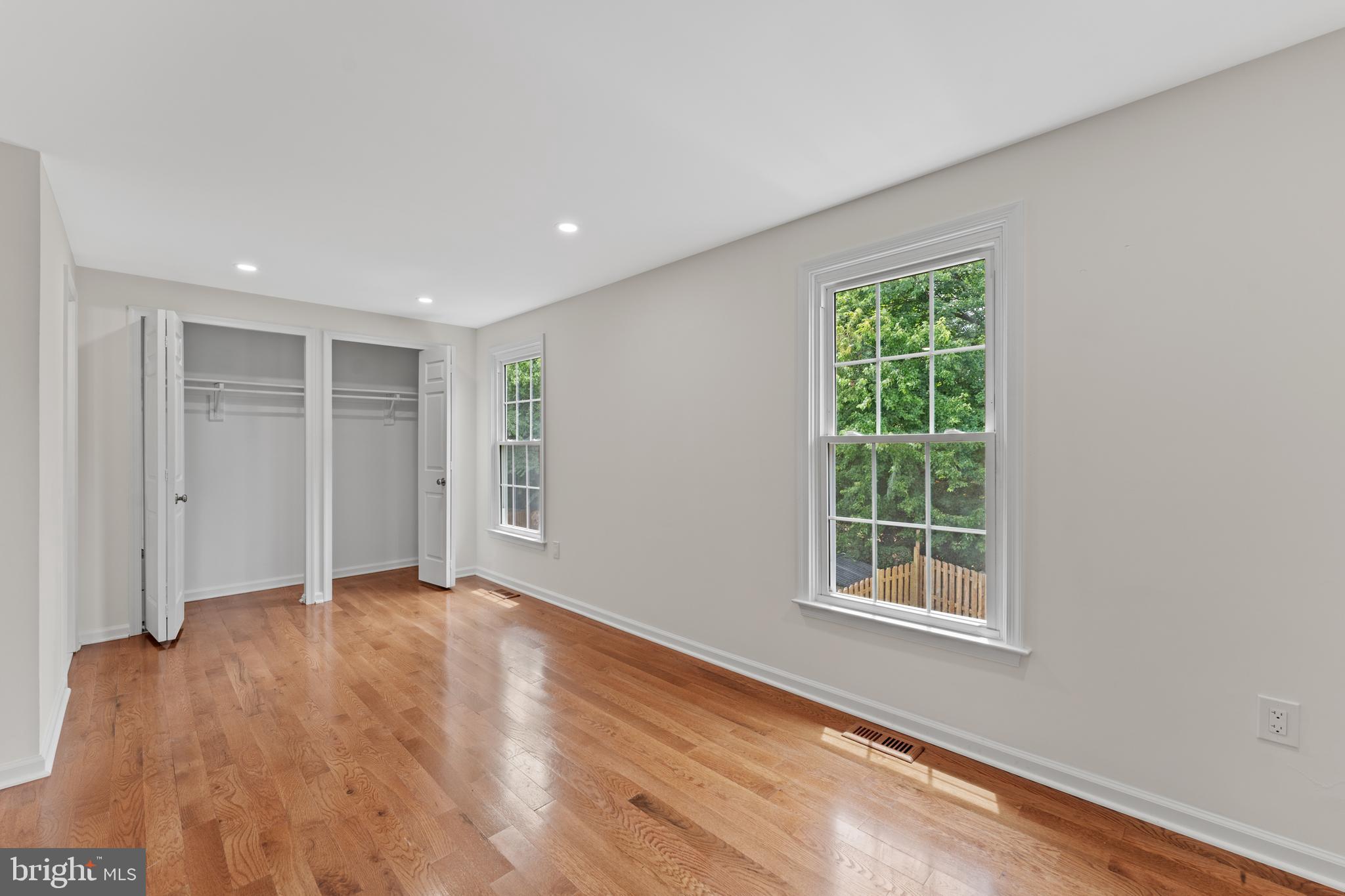 DUMONT OAKS - Residential