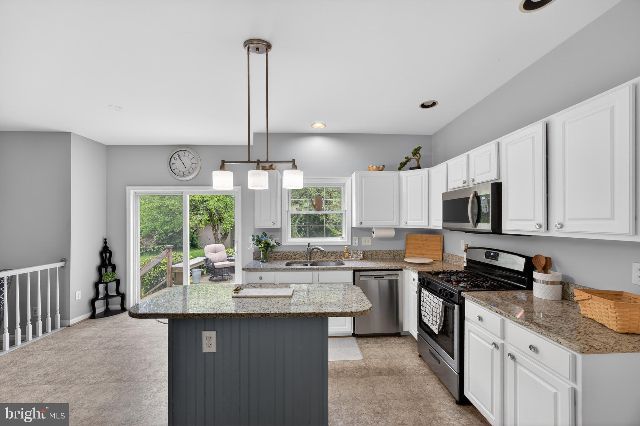 QUEEN ANNE COLONY - Residential