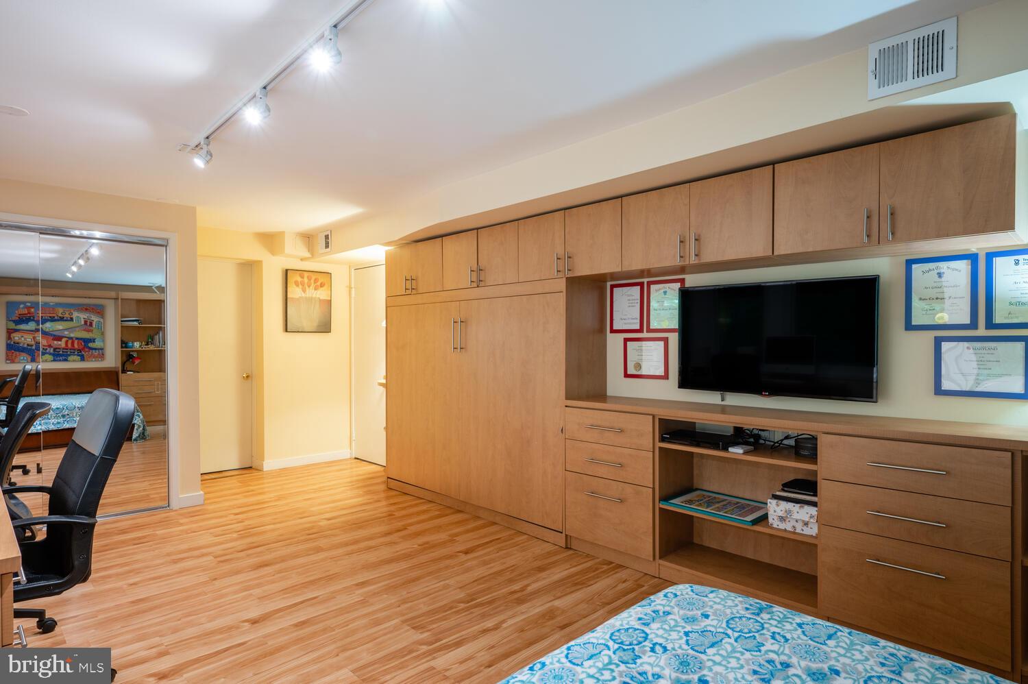 CARDEROCK SPRINGS - Residential