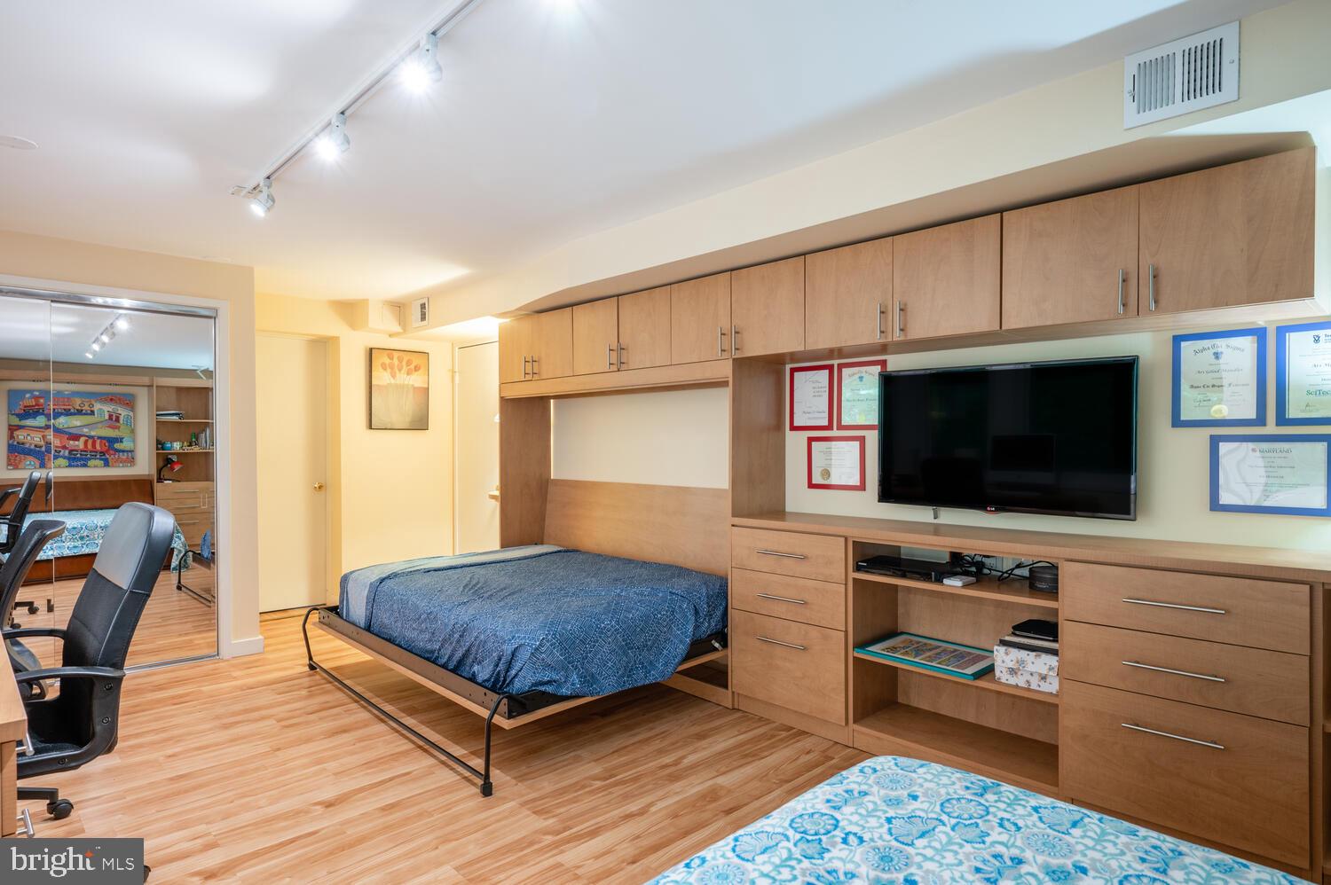 CARDEROCK SPRINGS - Residential