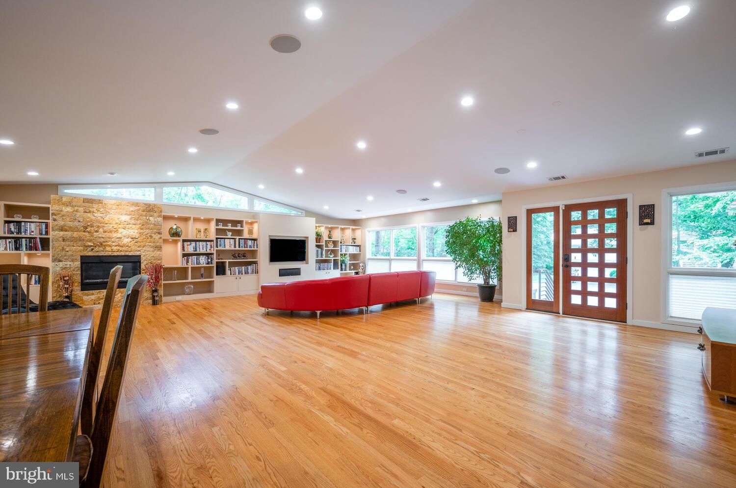 CARDEROCK SPRINGS - Residential