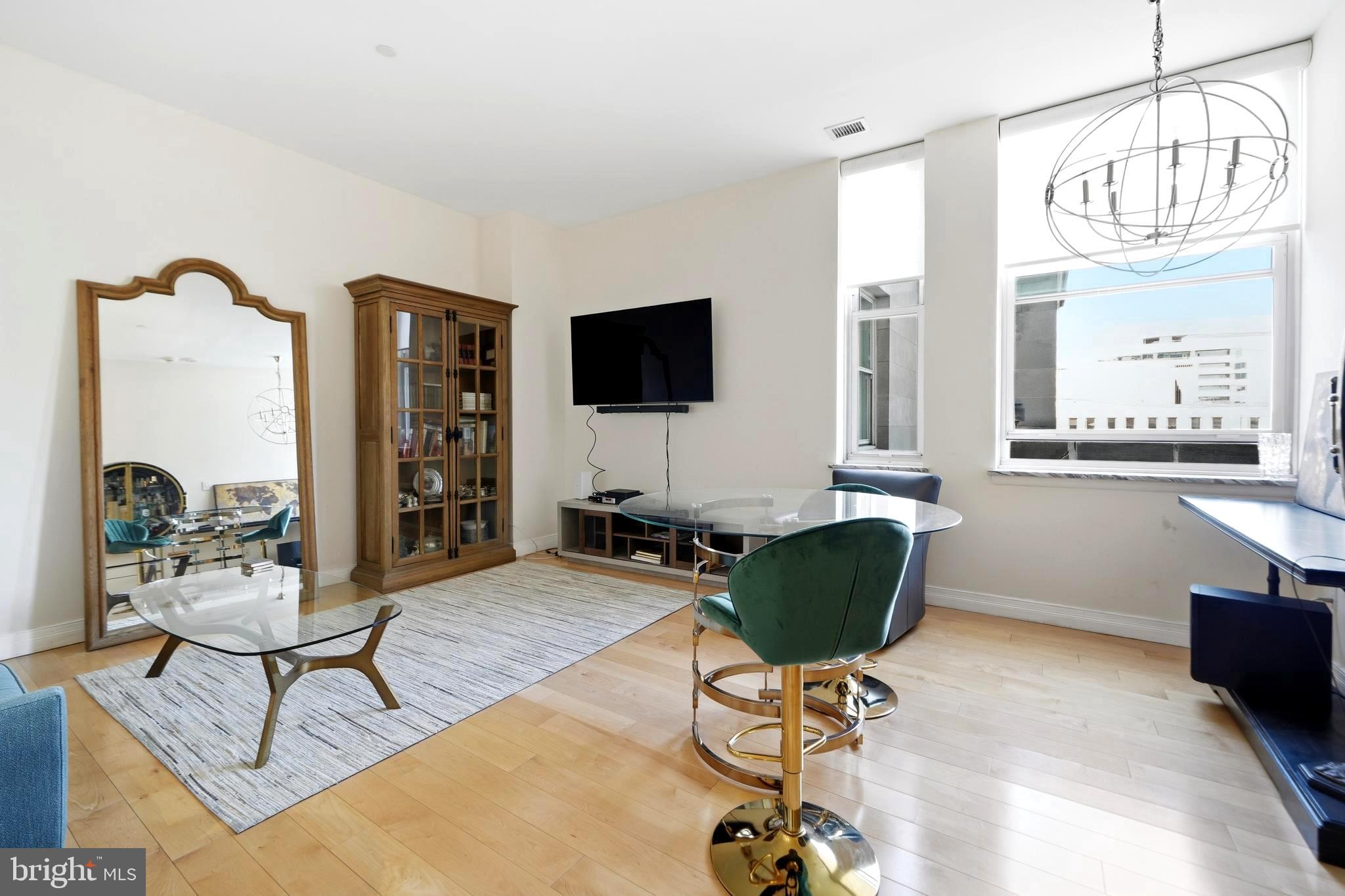 LOGAN SQUARE - Residential