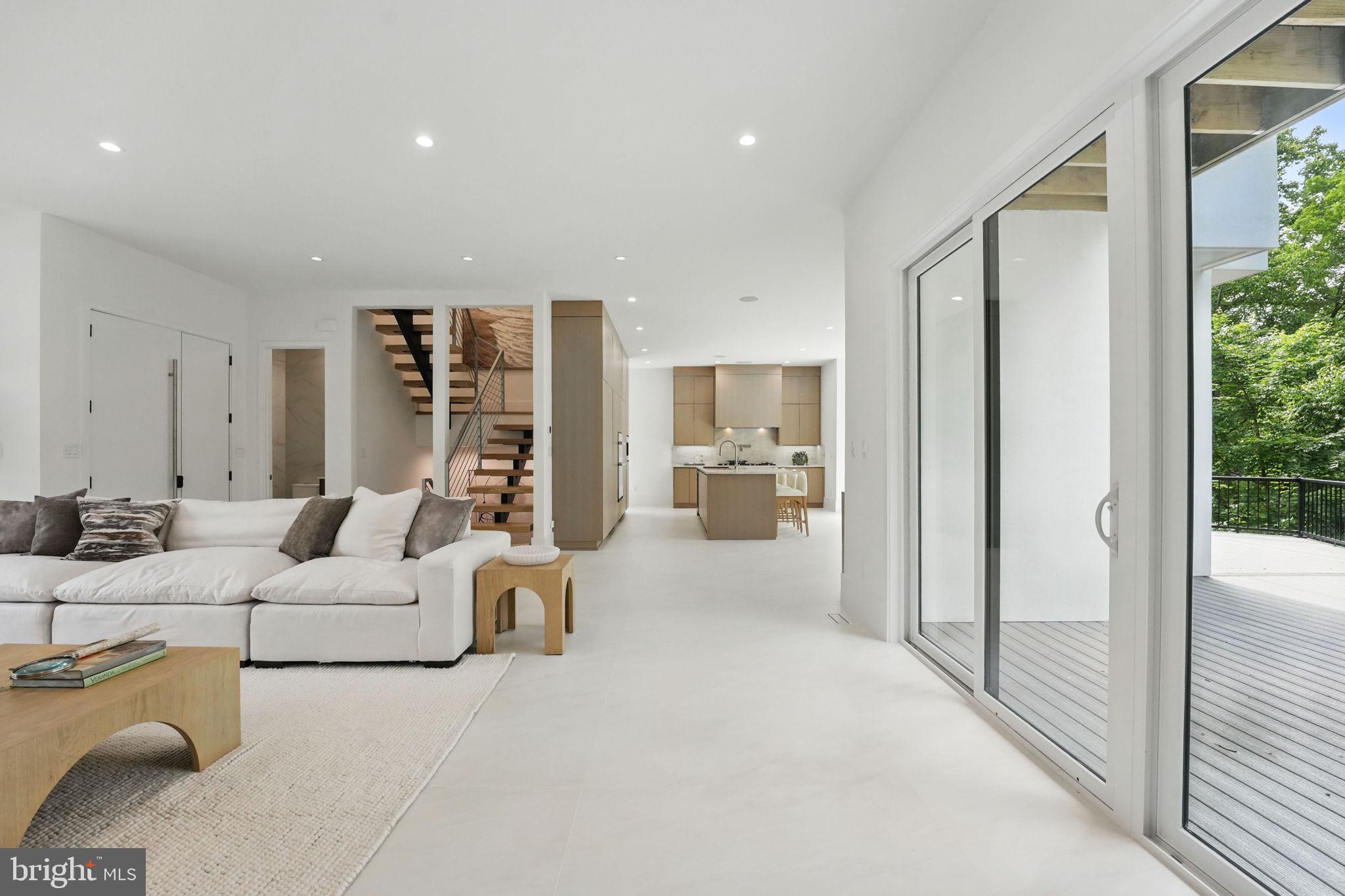 LAKE BARCROFT - Residential