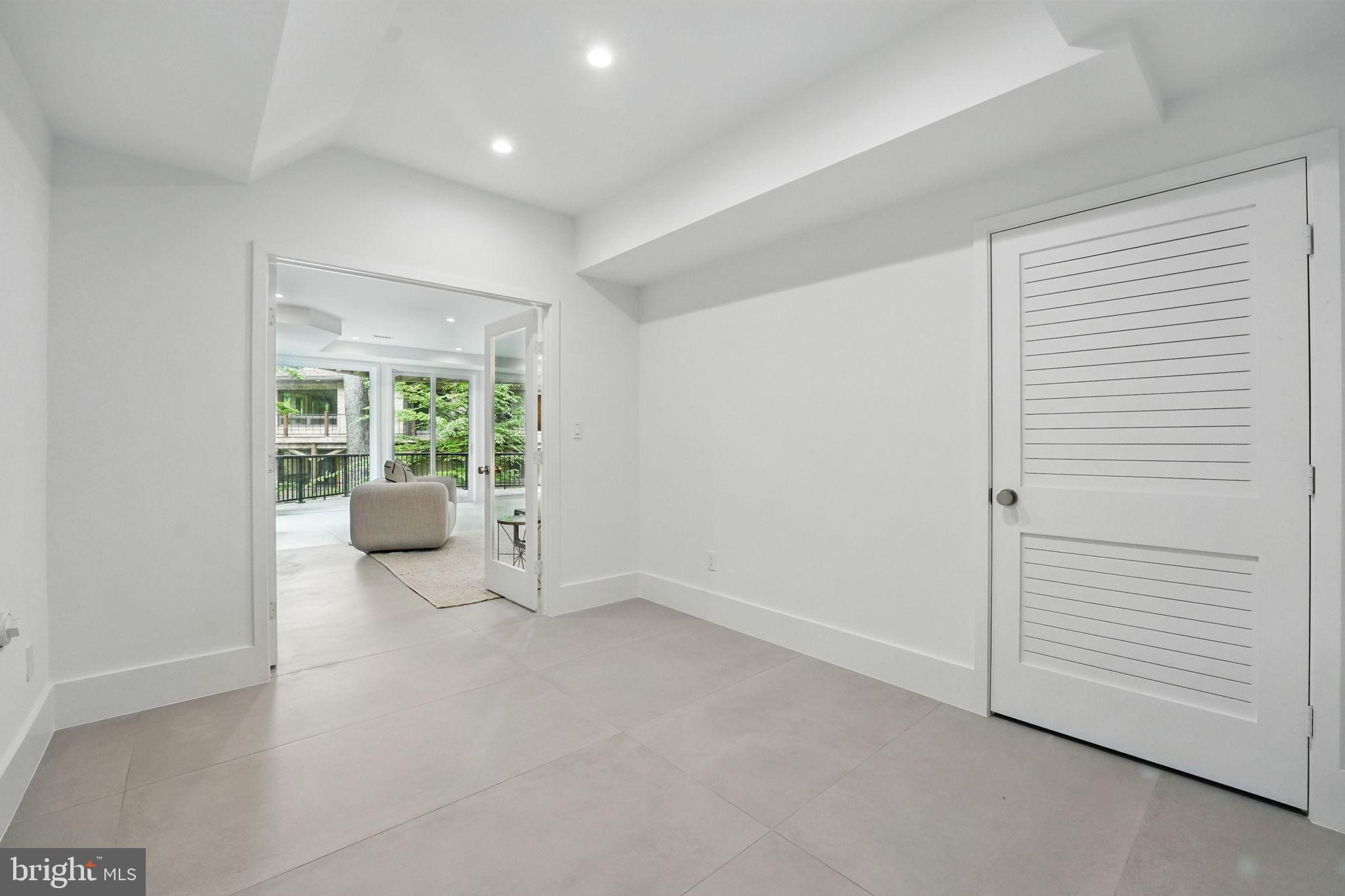 LAKE BARCROFT - Residential