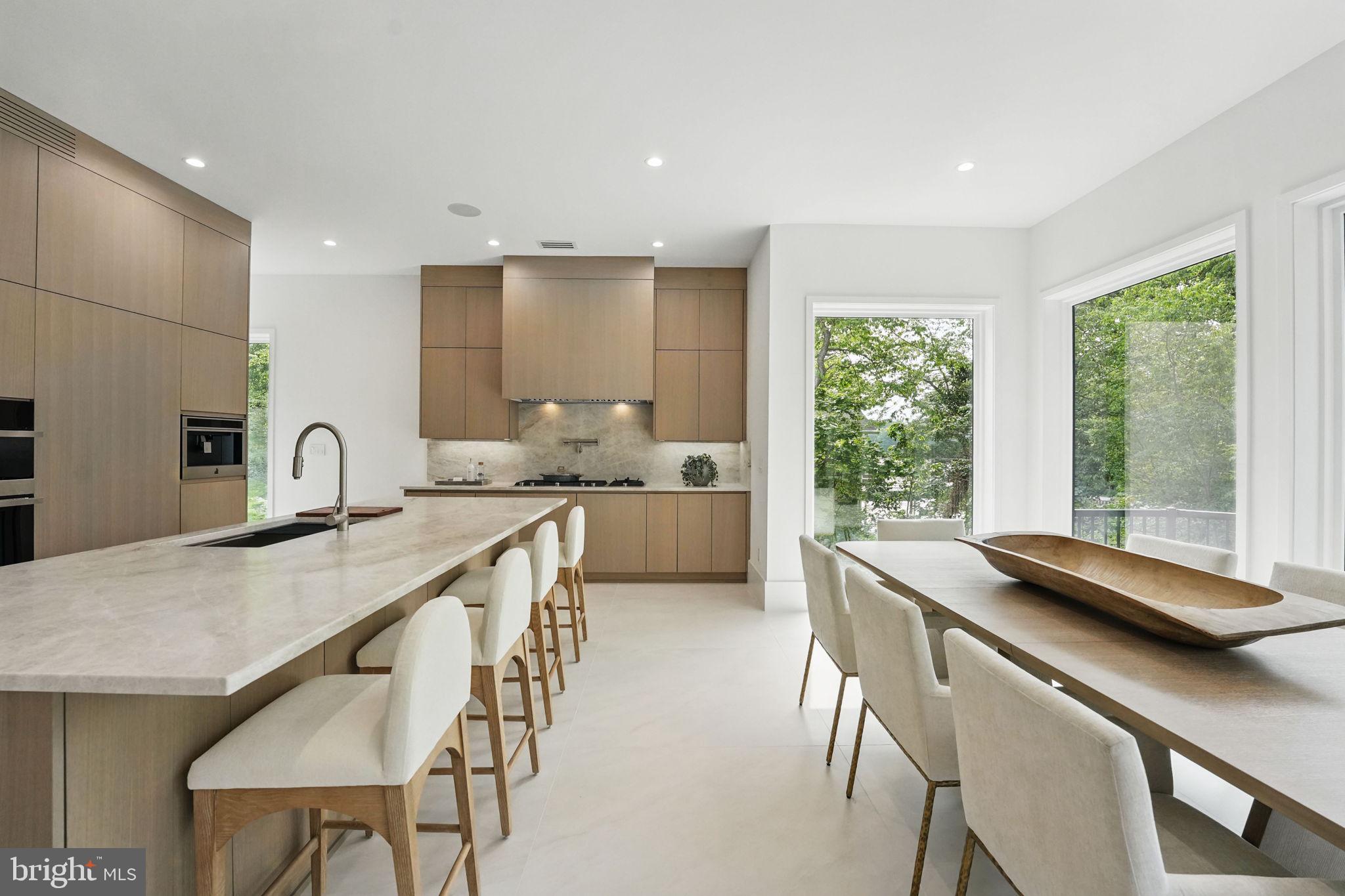LAKE BARCROFT - Residential