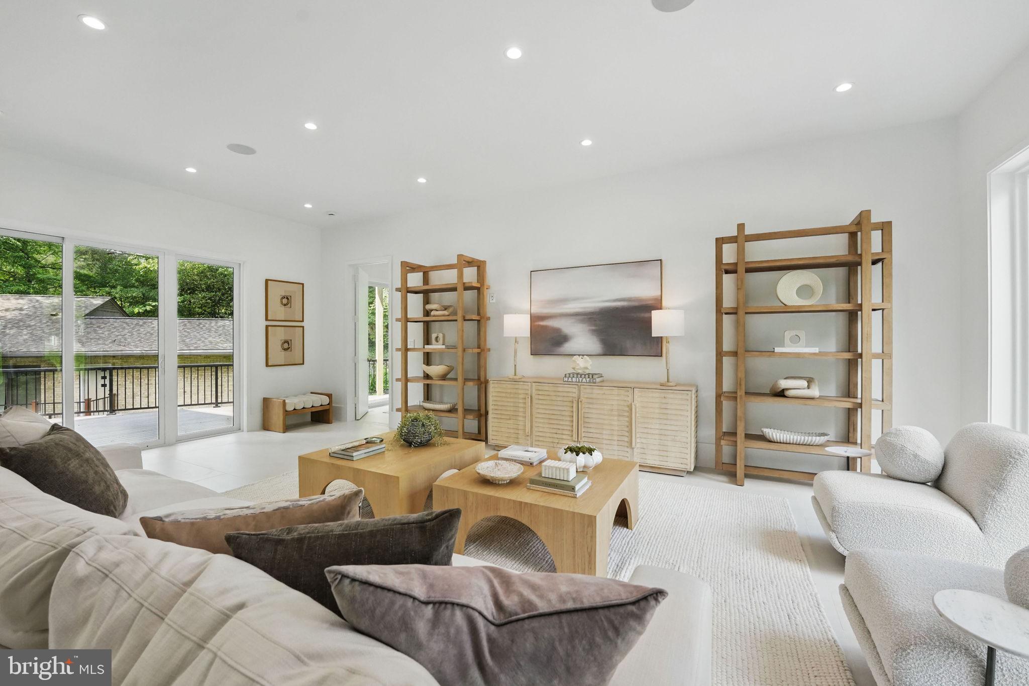 LAKE BARCROFT - Residential