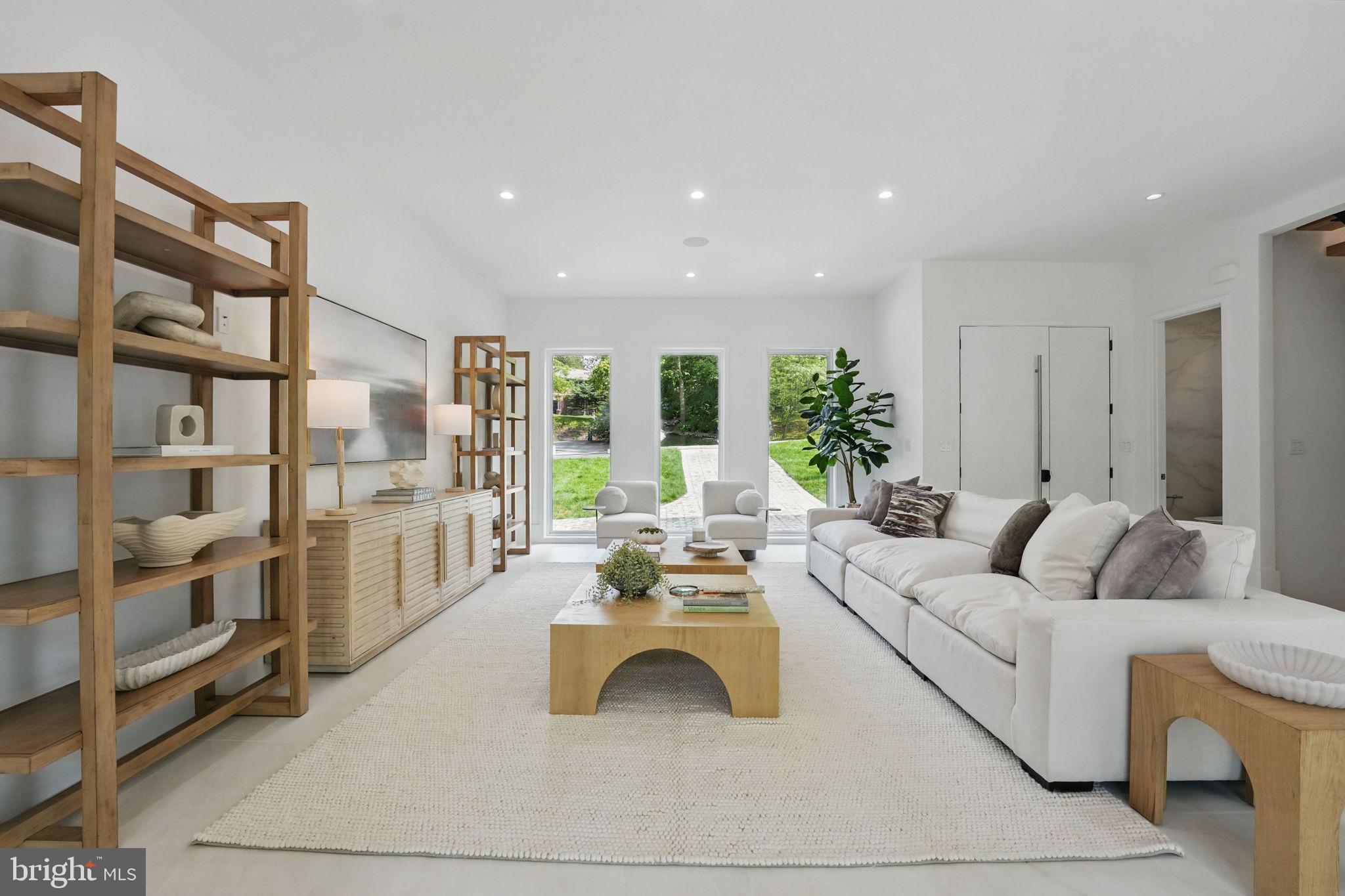 LAKE BARCROFT - Residential