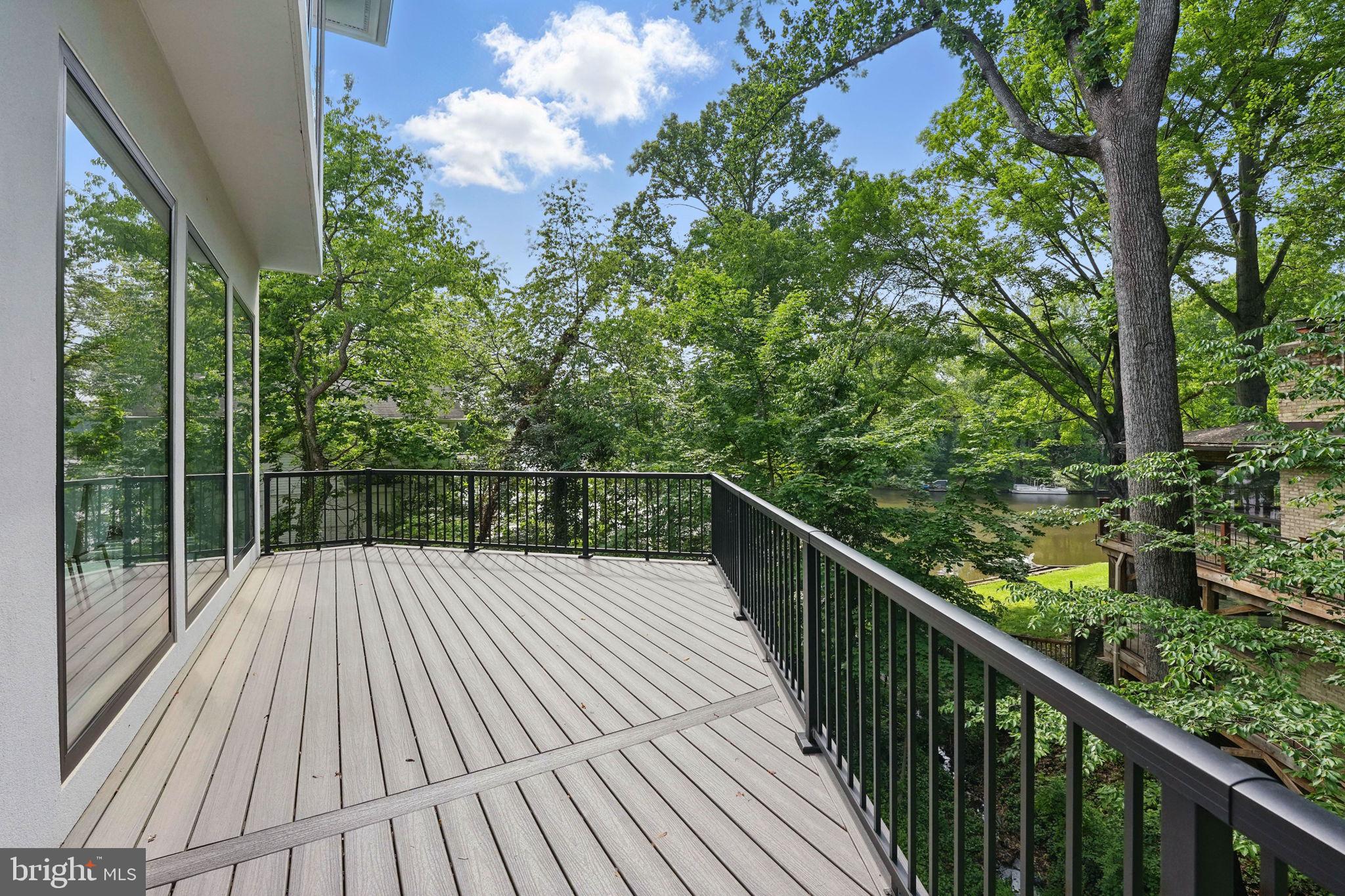 LAKE BARCROFT - Residential