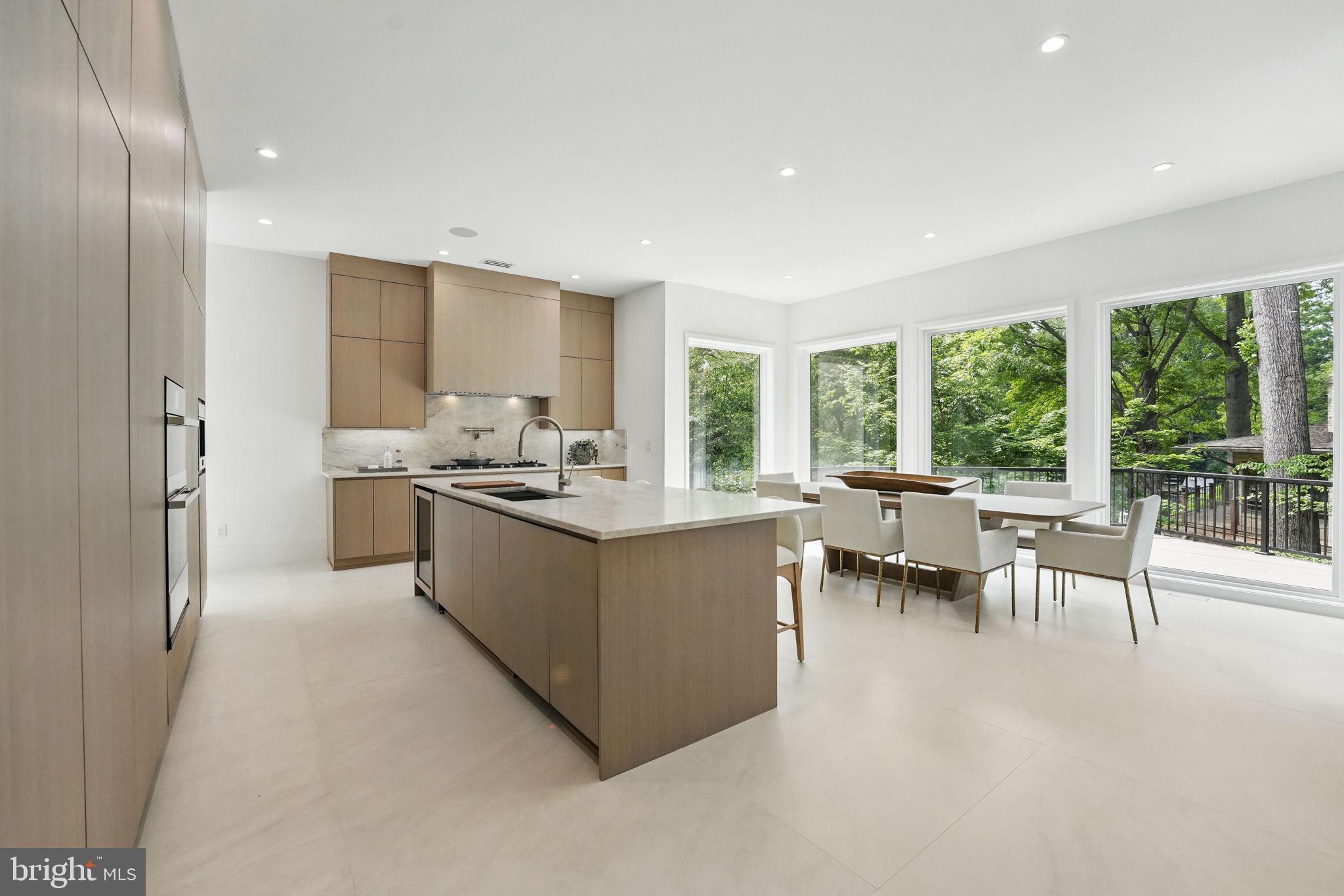 LAKE BARCROFT - Residential