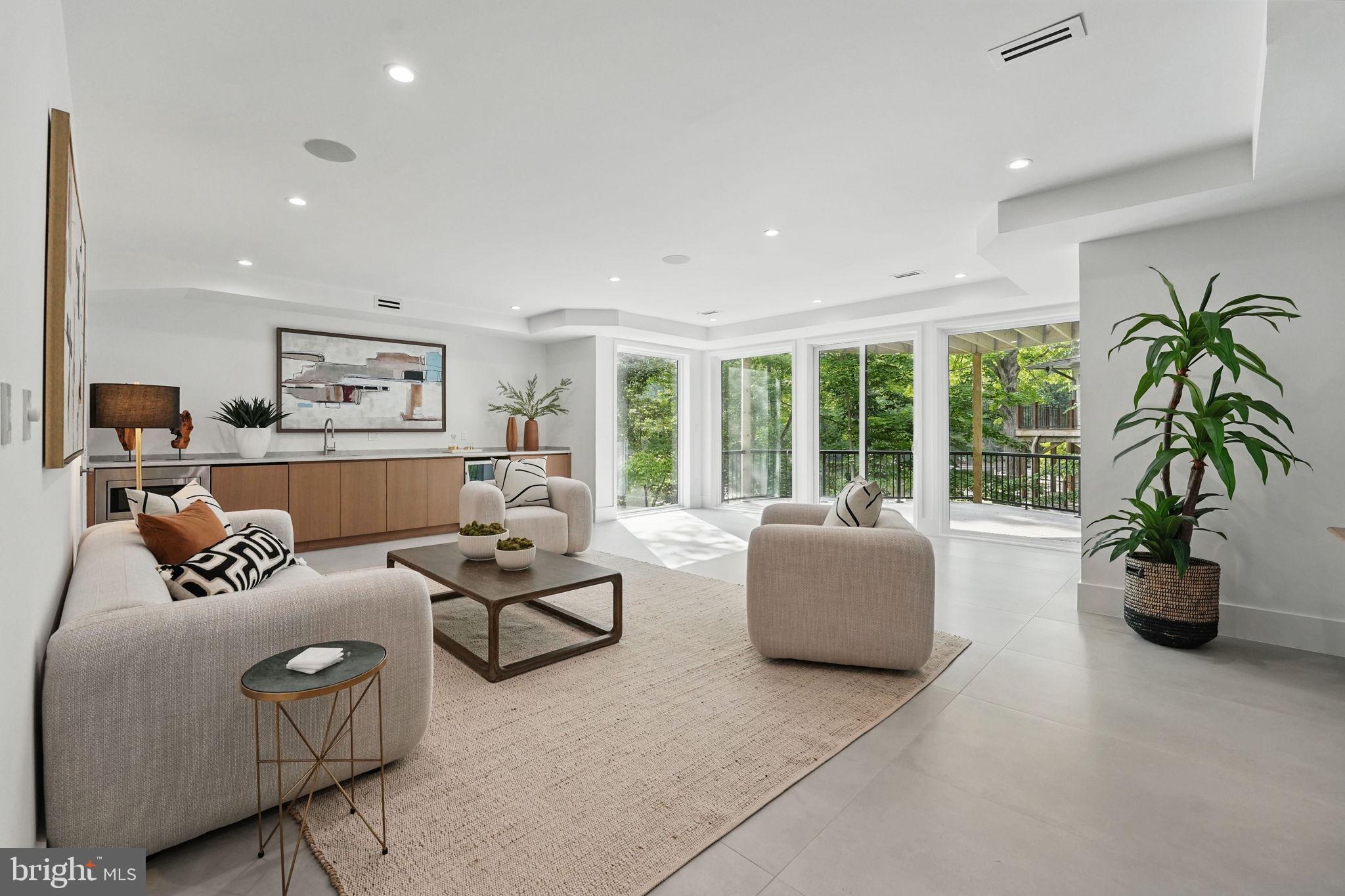 LAKE BARCROFT - Residential