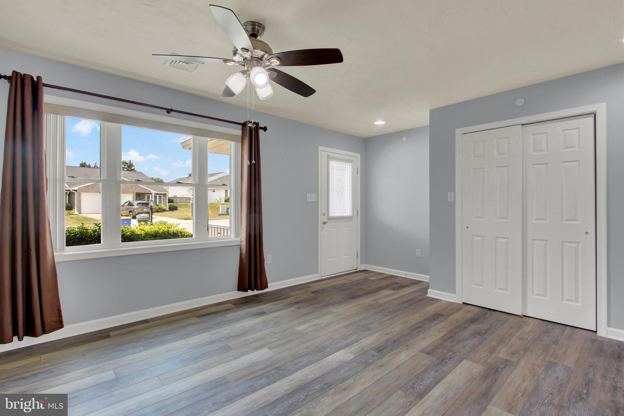 LAUREL MANOR - Residential