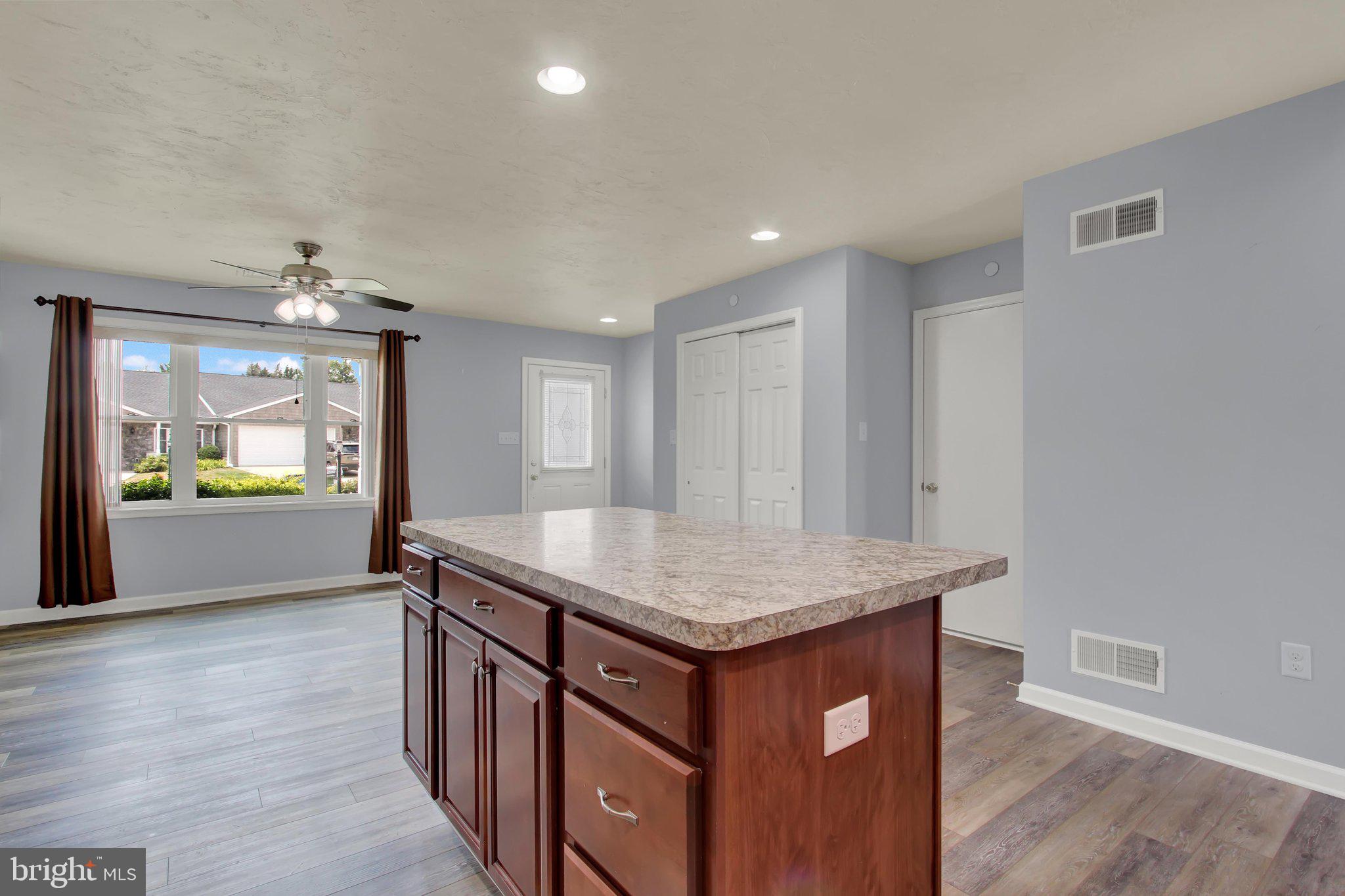 LAUREL MANOR - Residential