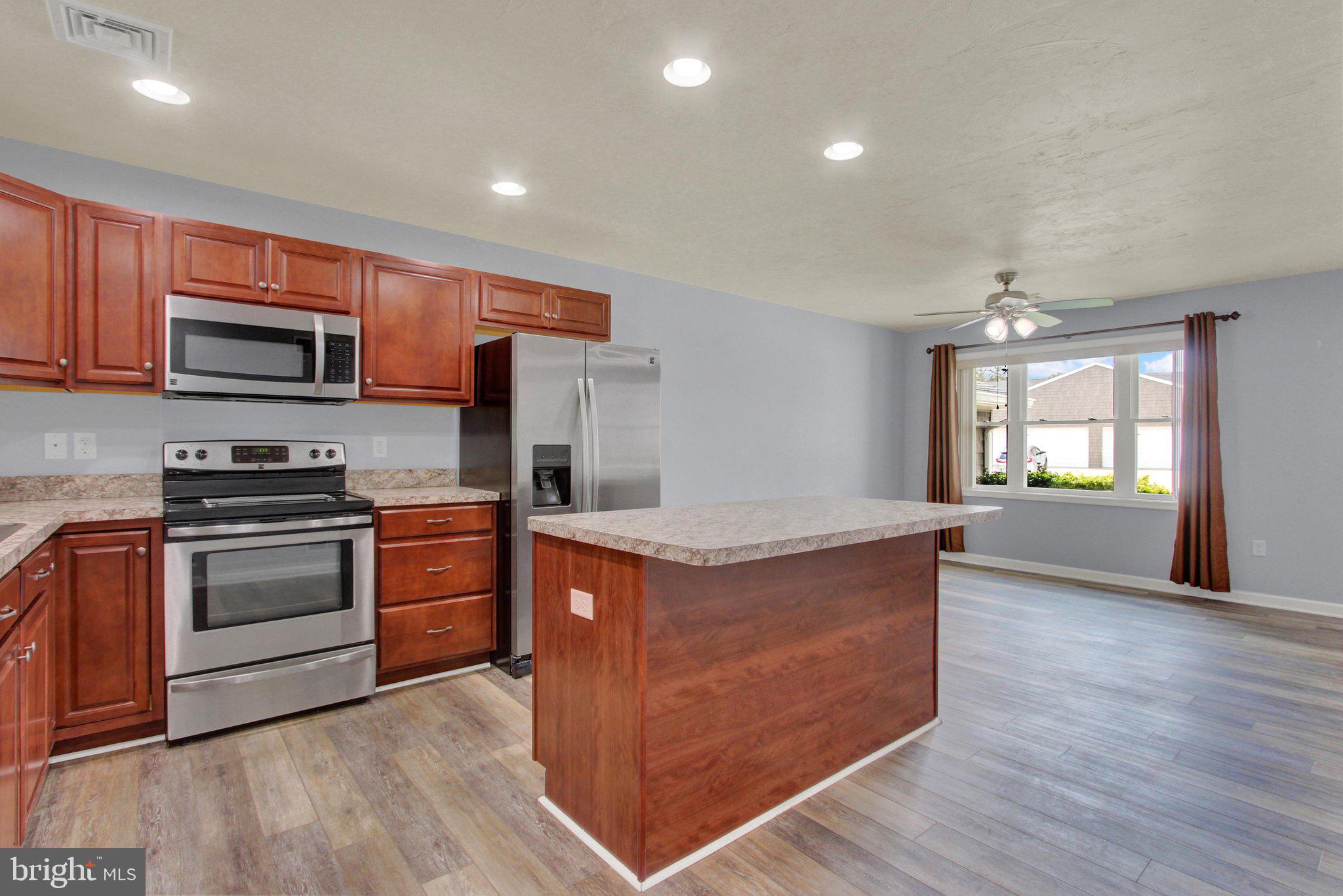 LAUREL MANOR - Residential