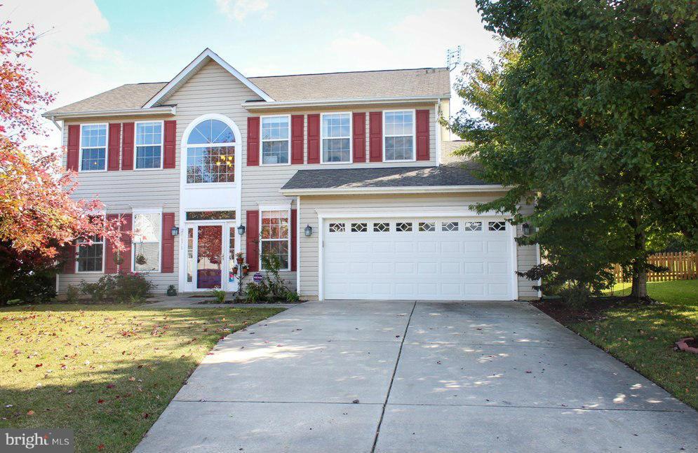 BEAUTIFUL NEW HOME FOR THE HOLIDAYS...JUST MOVE RIGHT IN! VERY WELL MAINTAINED WITHOPEN FLOOR PLAN FEATURES WIDE PLANK WOOD FLOORS, 2 STORY FOYER, FORMAL LIV/DIN RMS, LARGE BREAKFAST ROOM, OPEN KITCHEN TO FAMILY RM W/FIREPLACE. MASTER SUITE HAS CATHEDRAL CEILING & WONDERFUL WALK-IN CLOSET. DELUXE MSTR BATH HAS SEP SHOWER, JETTED TUB & DOUBLE VANITIES. GREAT FENCED YARD ENJOY COMMUNITY BEACH ACCESS