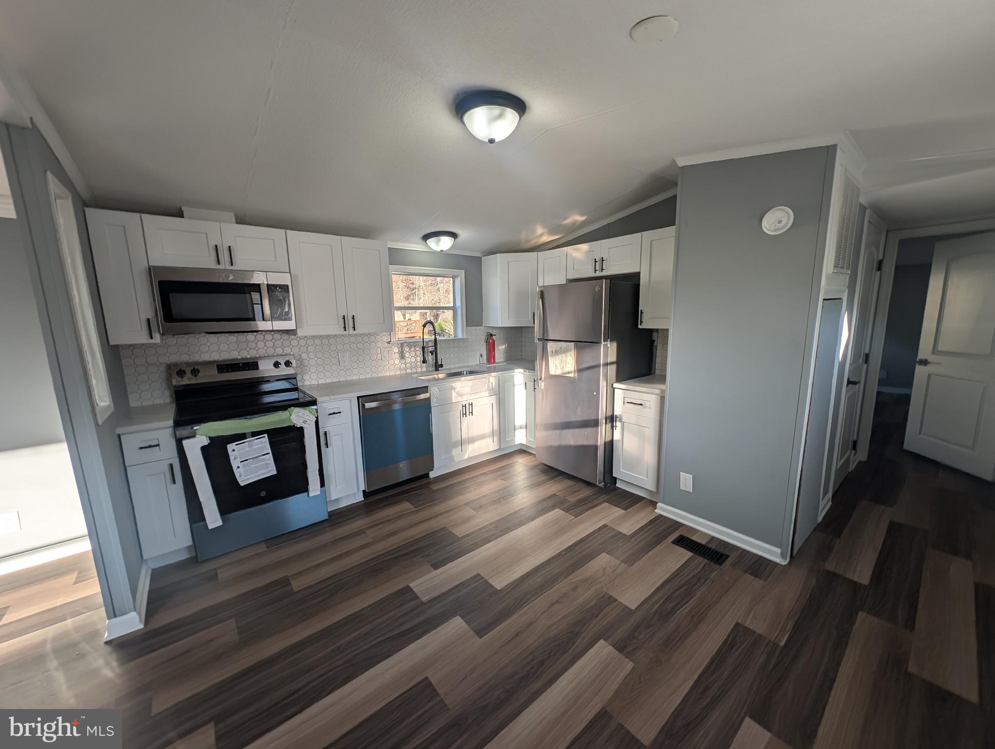 BUSH RIVER MANOR - Residential