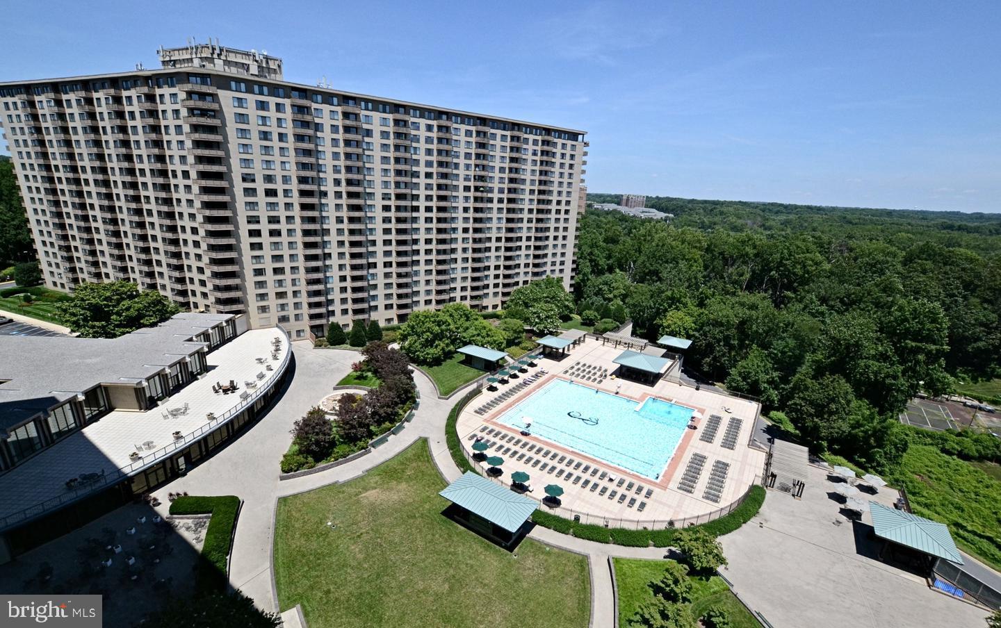 PROMENADE TOWERS - Residential