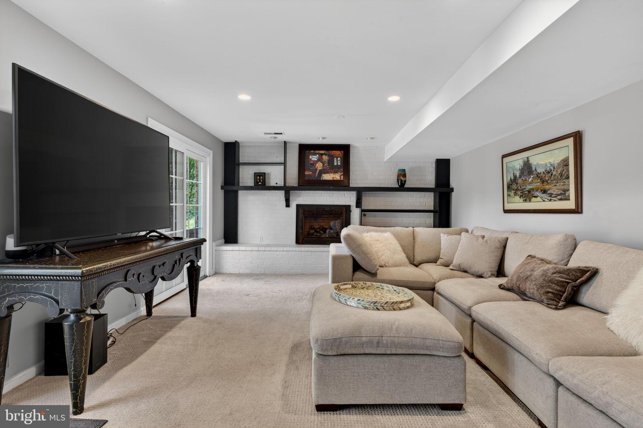 COUNTRY CLUB HILLS - Residential