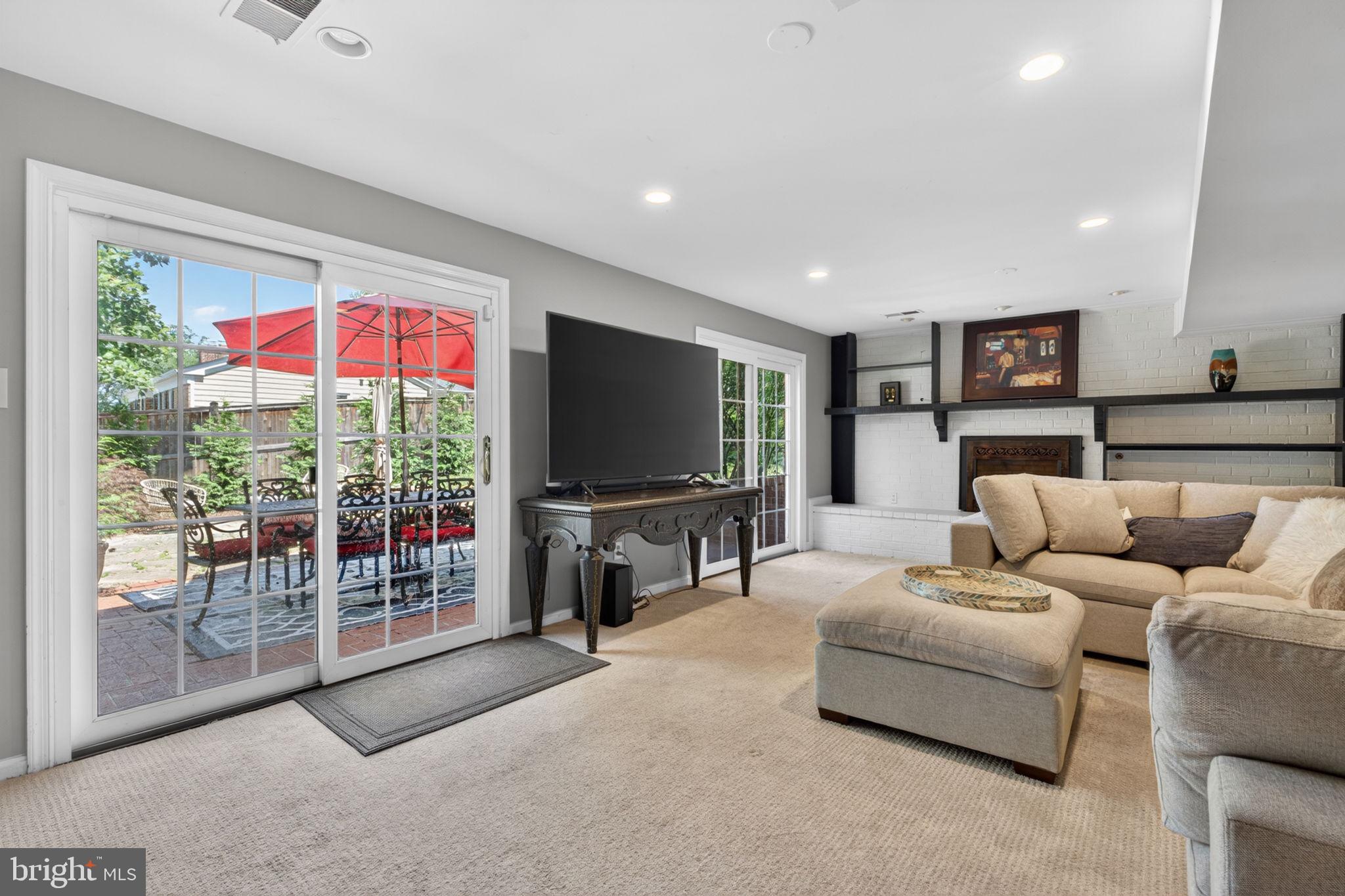 COUNTRY CLUB HILLS - Residential