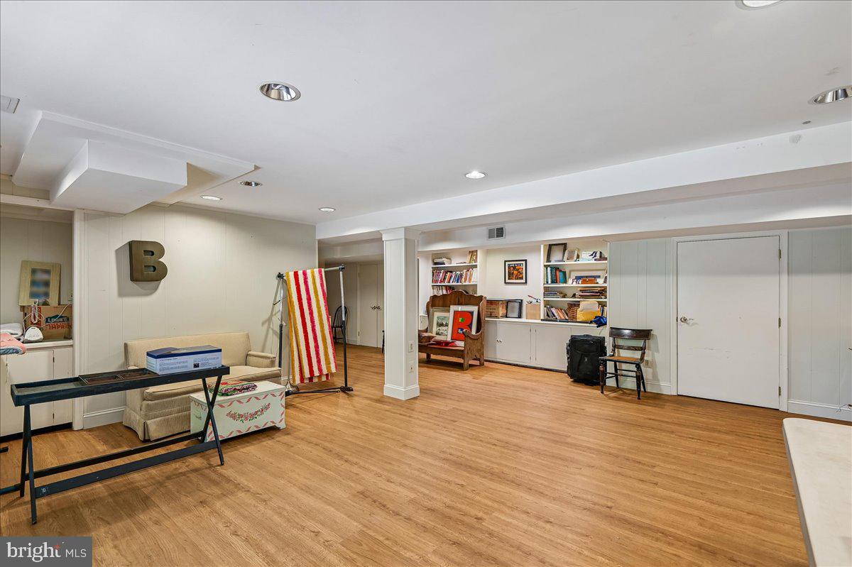 HAMPTON VILLAGE - Residential
