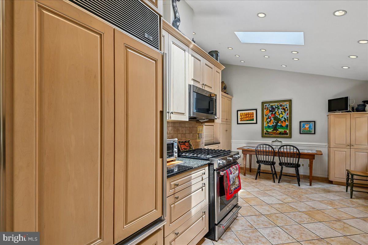 HAMPTON VILLAGE - Residential