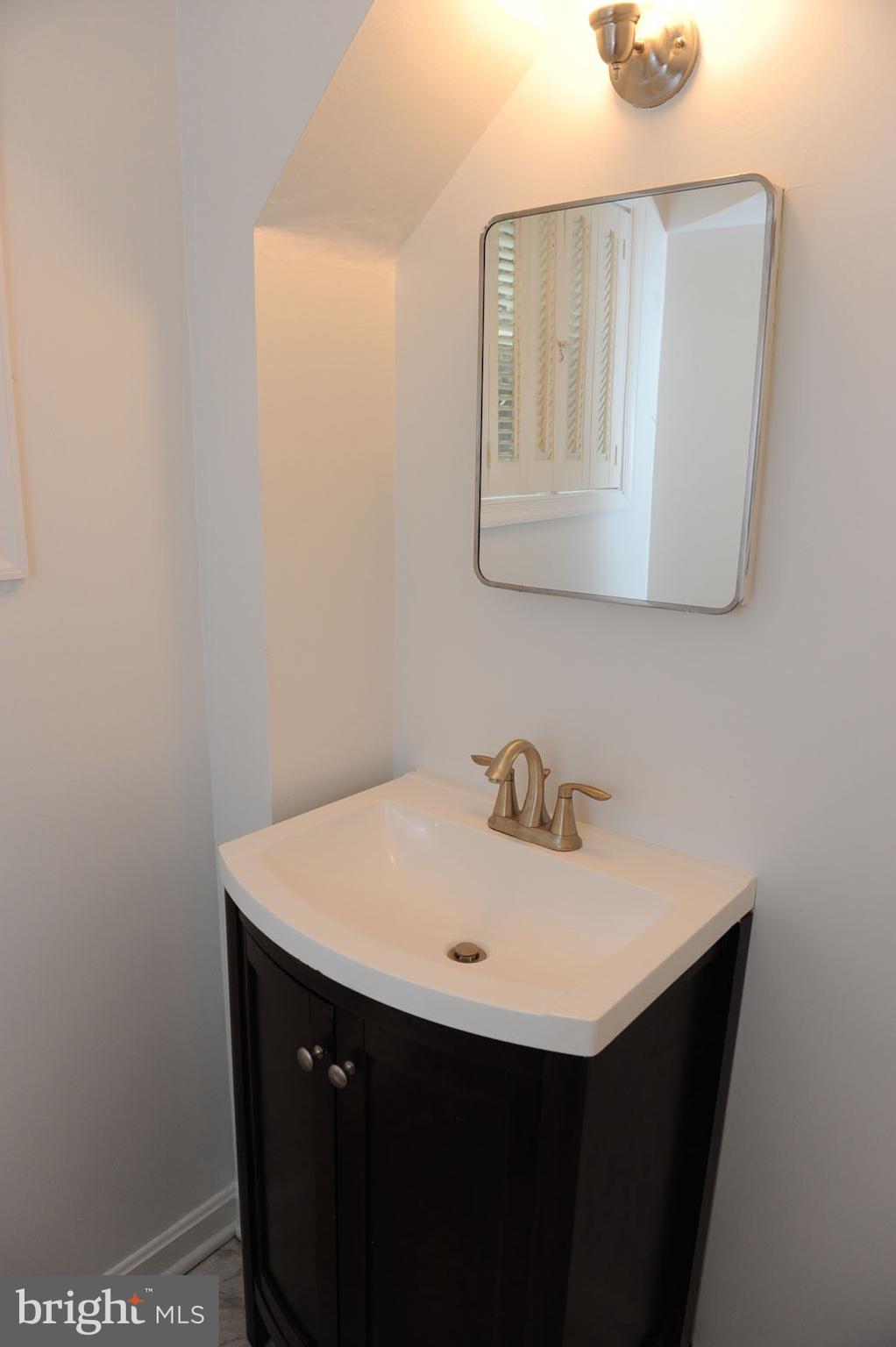 BROYHILLS MCLEAN ESTATES - Residential Lease