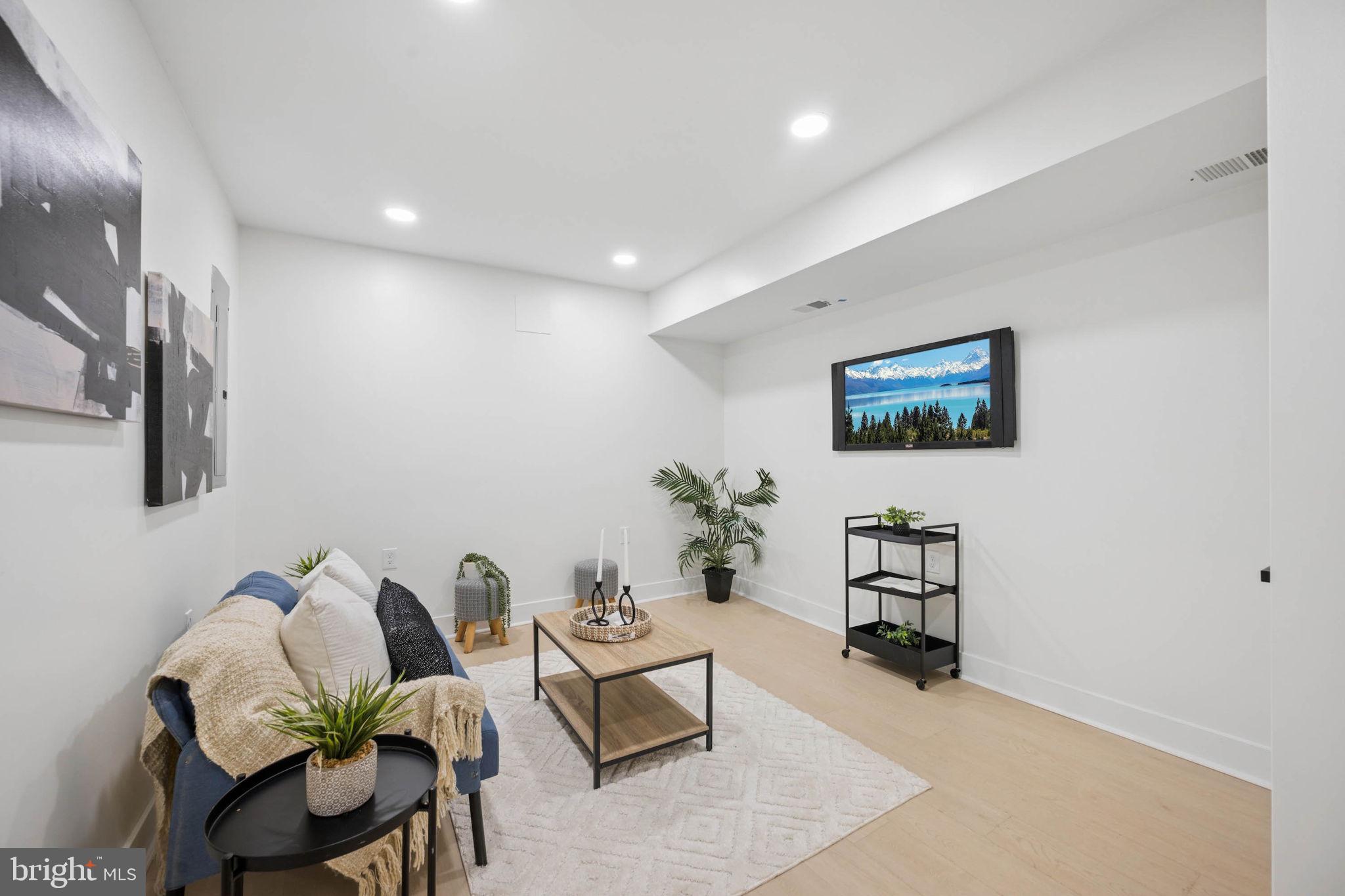 SANDTOWN-WINCHESTER - Residential