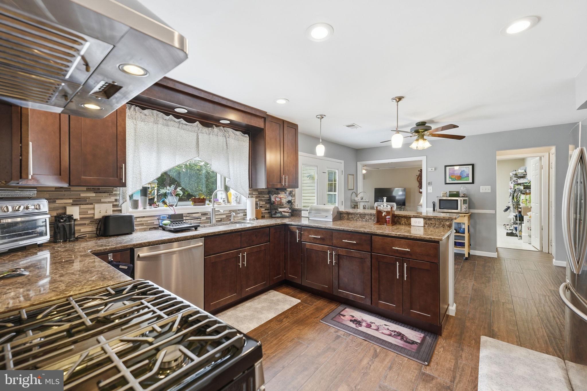 COUNTRY PLACE - Residential