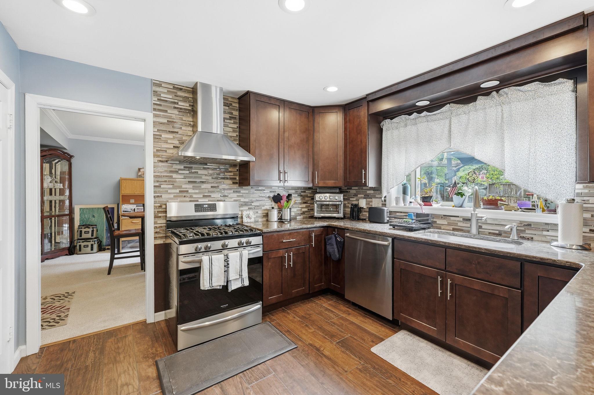COUNTRY PLACE - Residential