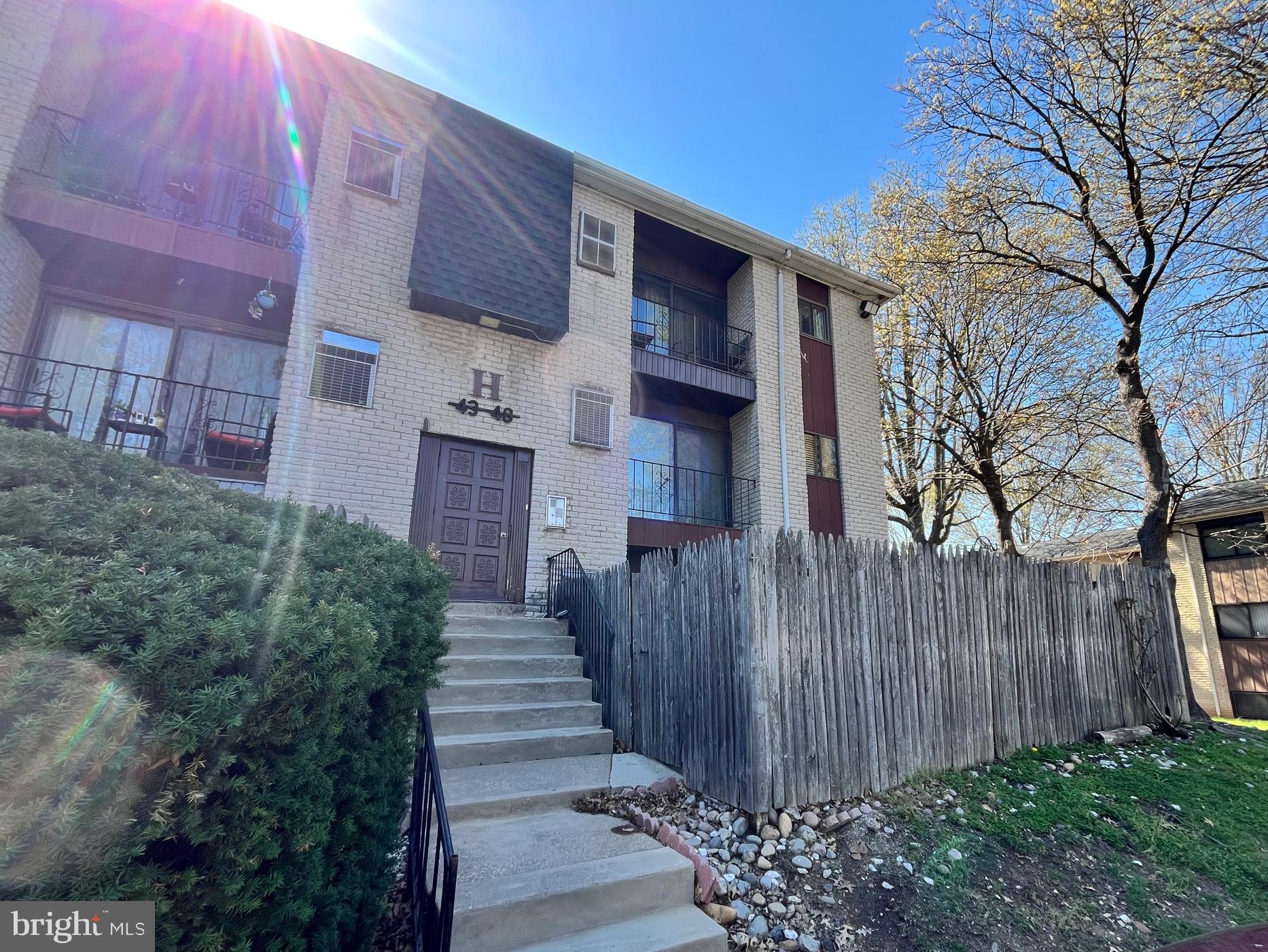 BENTLEY SQUARE - Residential