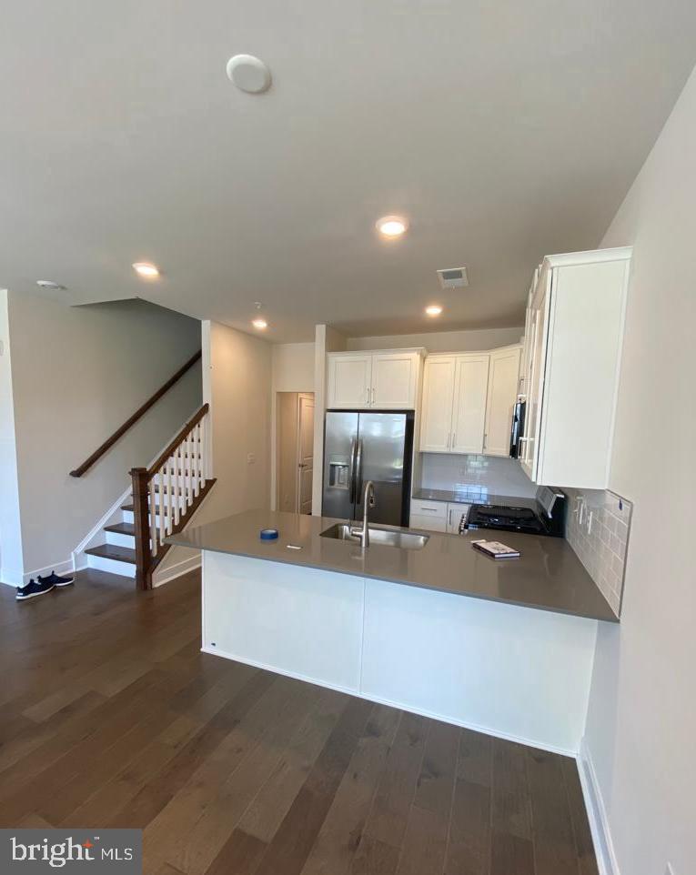 Great townhouse in Phoenixville! The first floor has the living room, dining room, kitchen, powder room, and a one car
garage. On the second floor you'll find the primary bedroom with a balcony, second bedroom, full bathroom,
linen closet, and laundry. All this located less than a mile from awesome dining, parks, shopping, and the
Schuylkill River Trail.