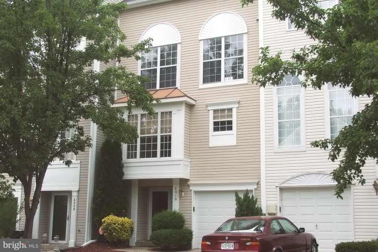 IMPRESSIVE 4 BR 3.5 BATH TOWNHOUSE W/ FENCED REAR YARD, 2 LEVEL DECK**PREFER NO SMOKING & NO PETS, WILL CONSIDER CASE BY CASE THOUGH**