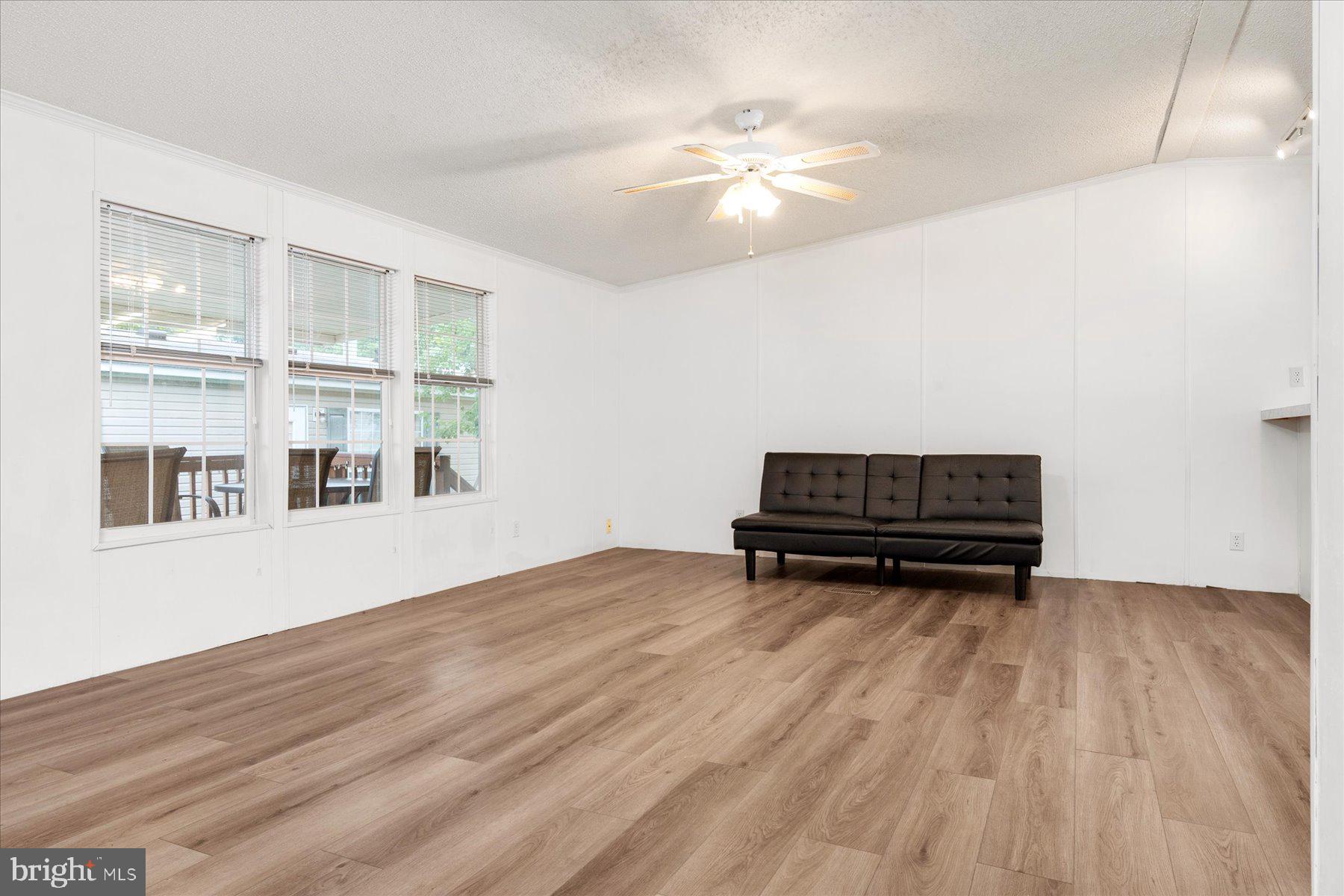 HOLIDAY MOBILE ESTATES - Residential