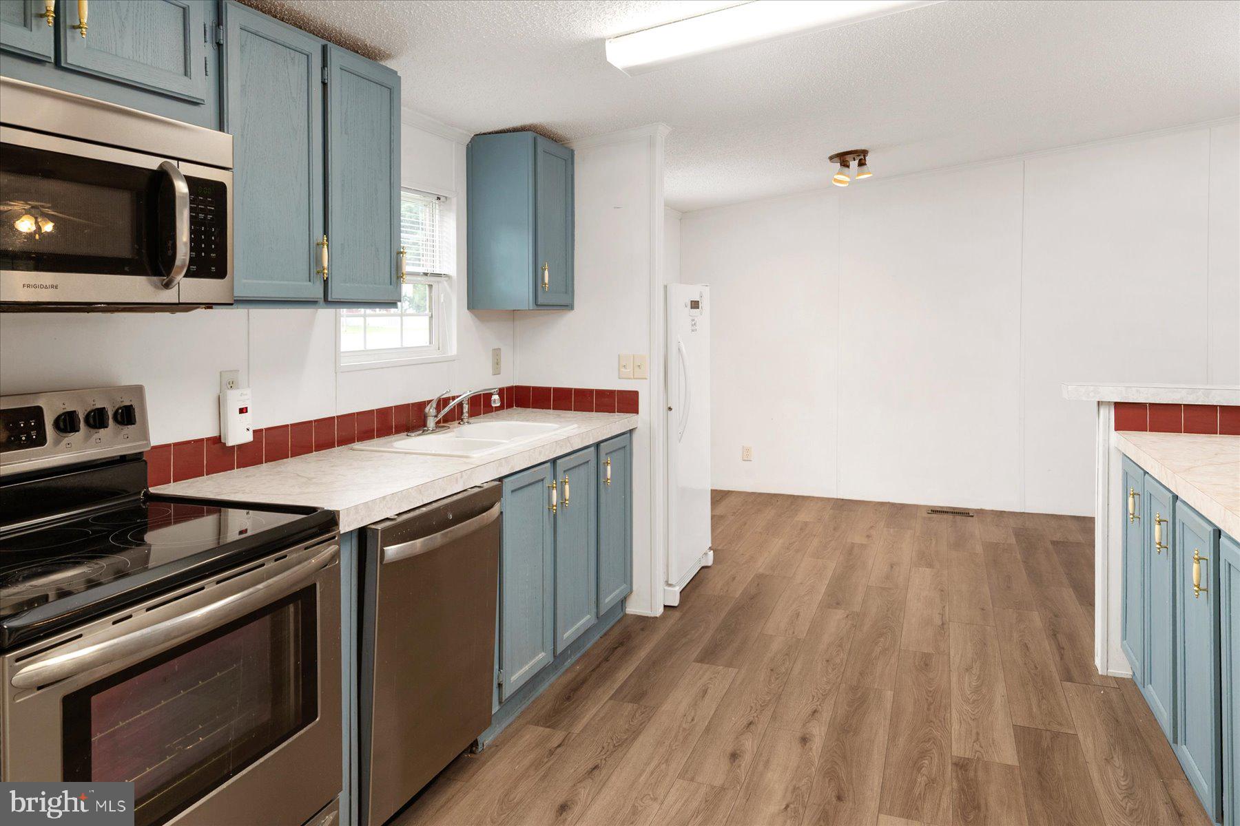 HOLIDAY MOBILE ESTATES - Residential