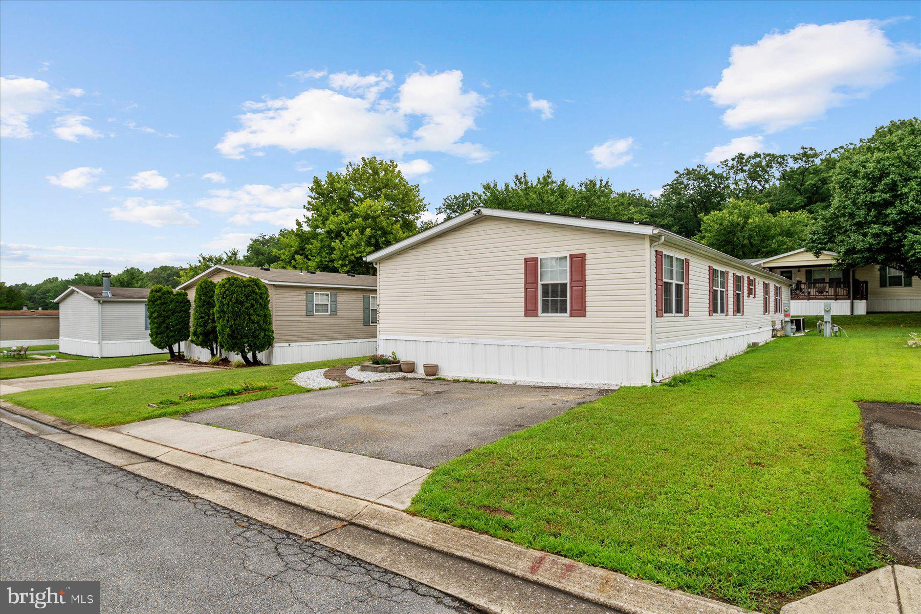 HOLIDAY MOBILE ESTATES - Residential