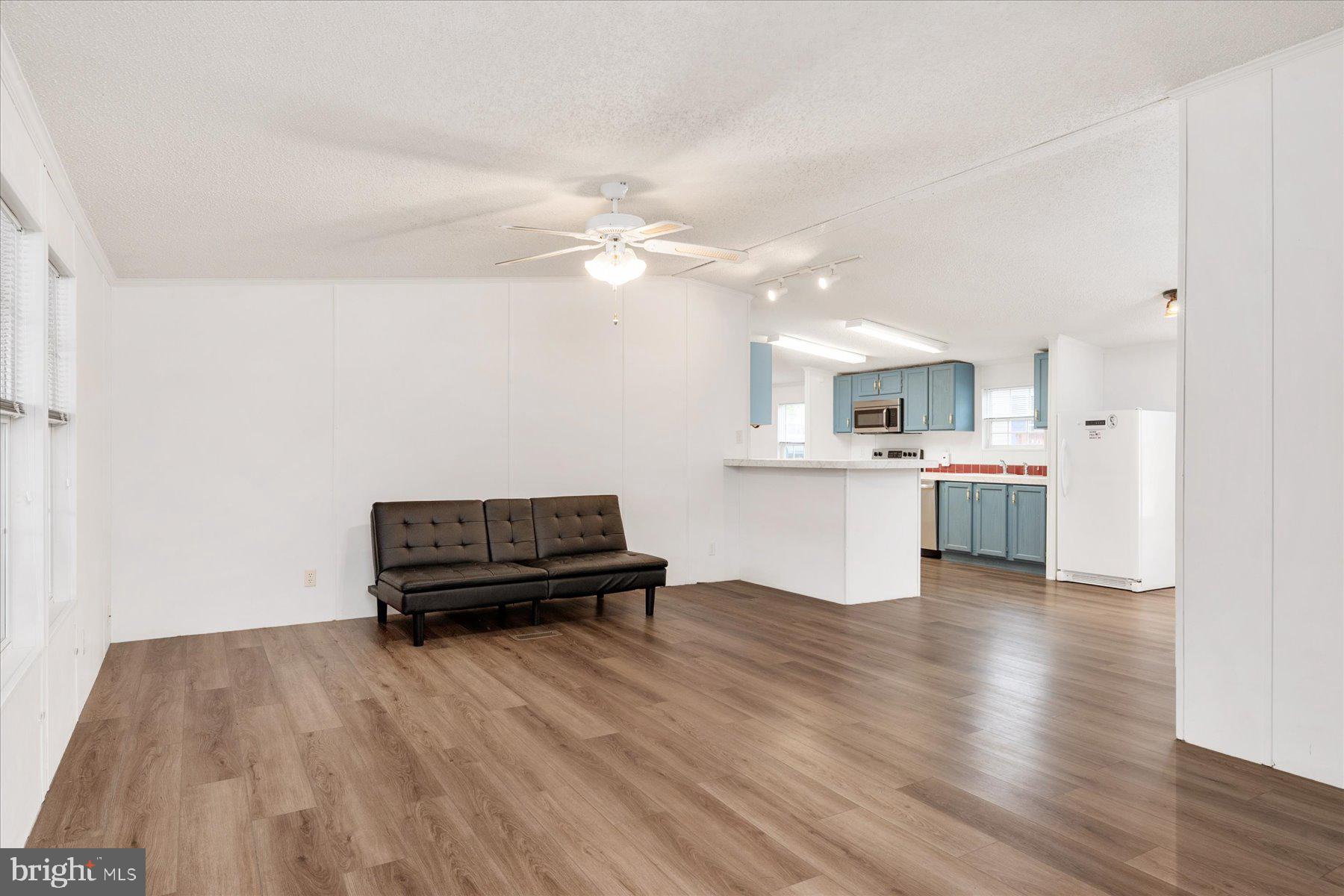HOLIDAY MOBILE ESTATES - Residential