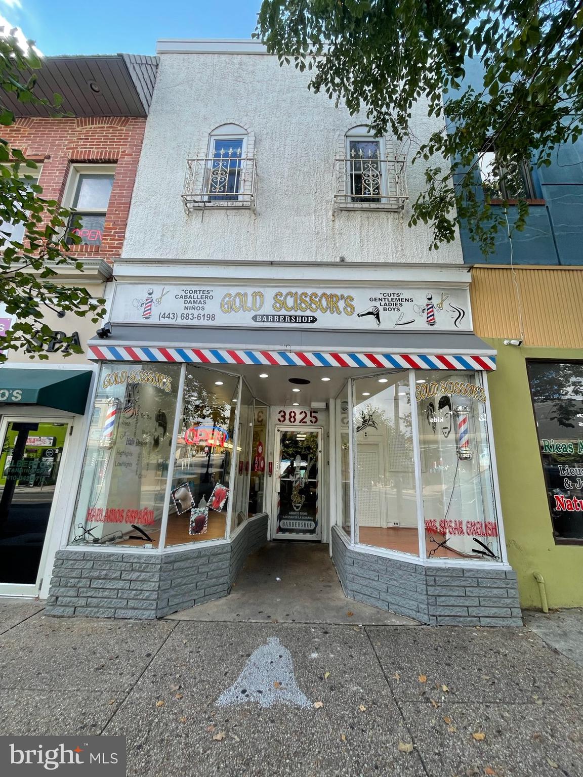 GREAT INVESTMENT OPPORTUNITY! Huge first floor commercial space currently occupied as a barber shop generating $1800/month.  Apartment upstairs generating $1200/month. 
Excellent cash flash! Contact listing agent for more details!