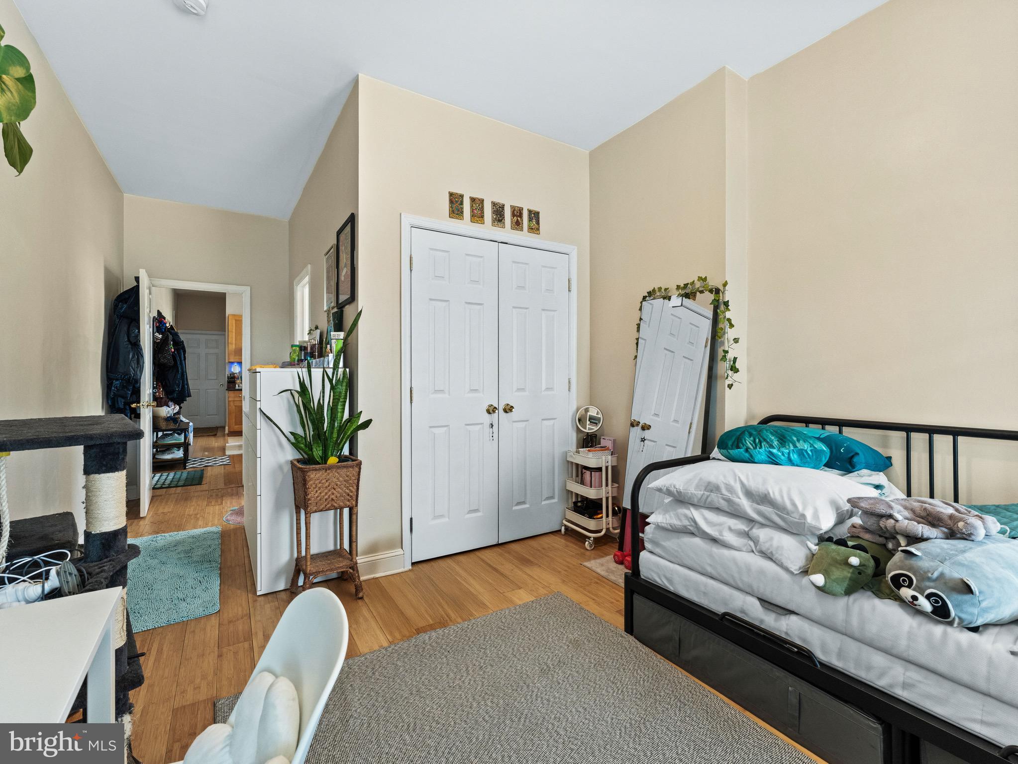 UNIVERSITY CITY - Residential Income