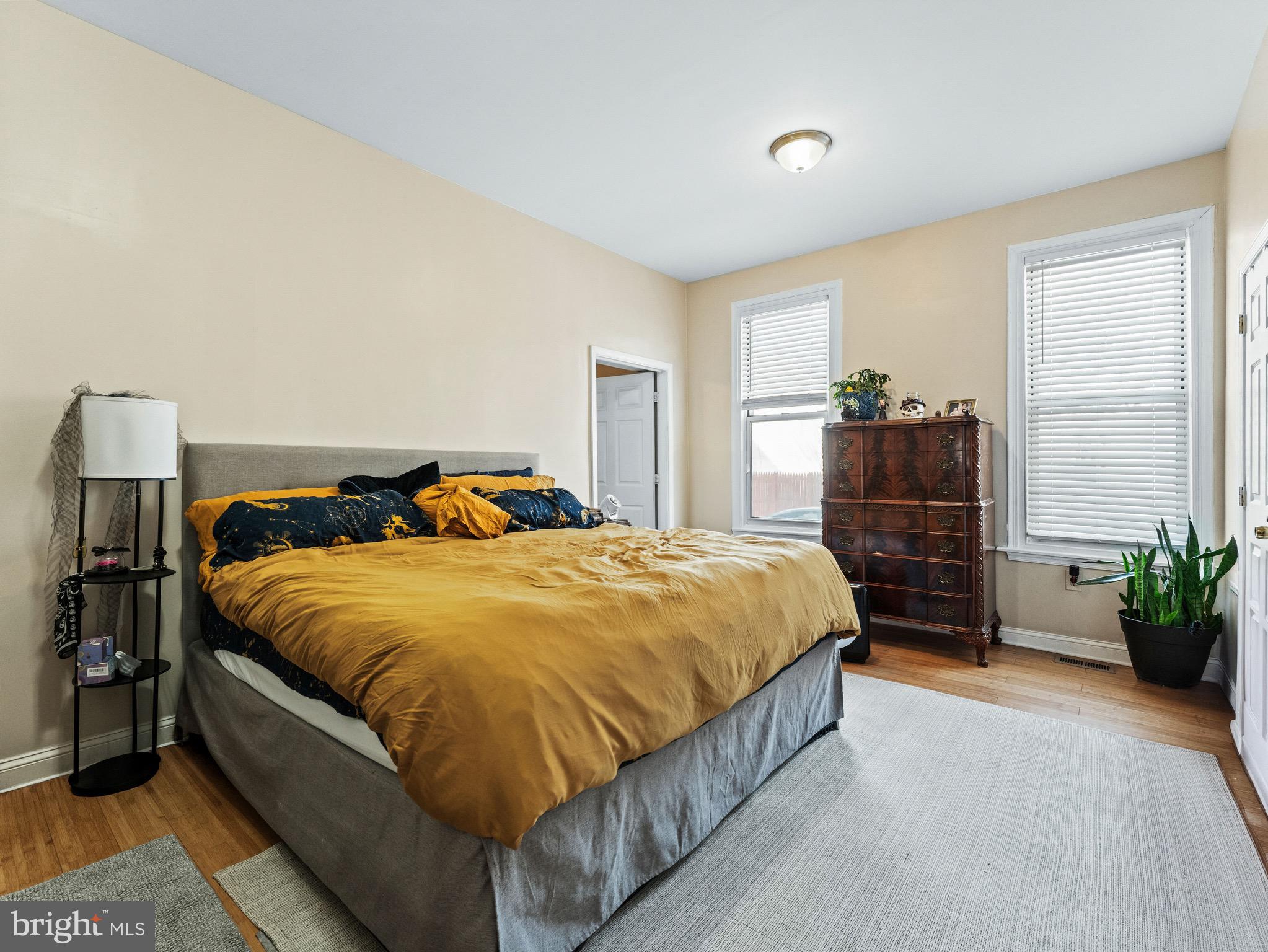 UNIVERSITY CITY - Residential Income