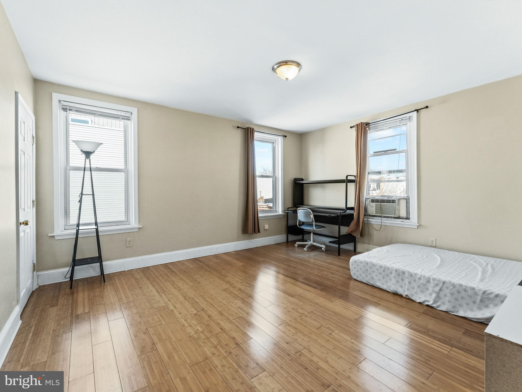 UNIVERSITY CITY - Residential Income
