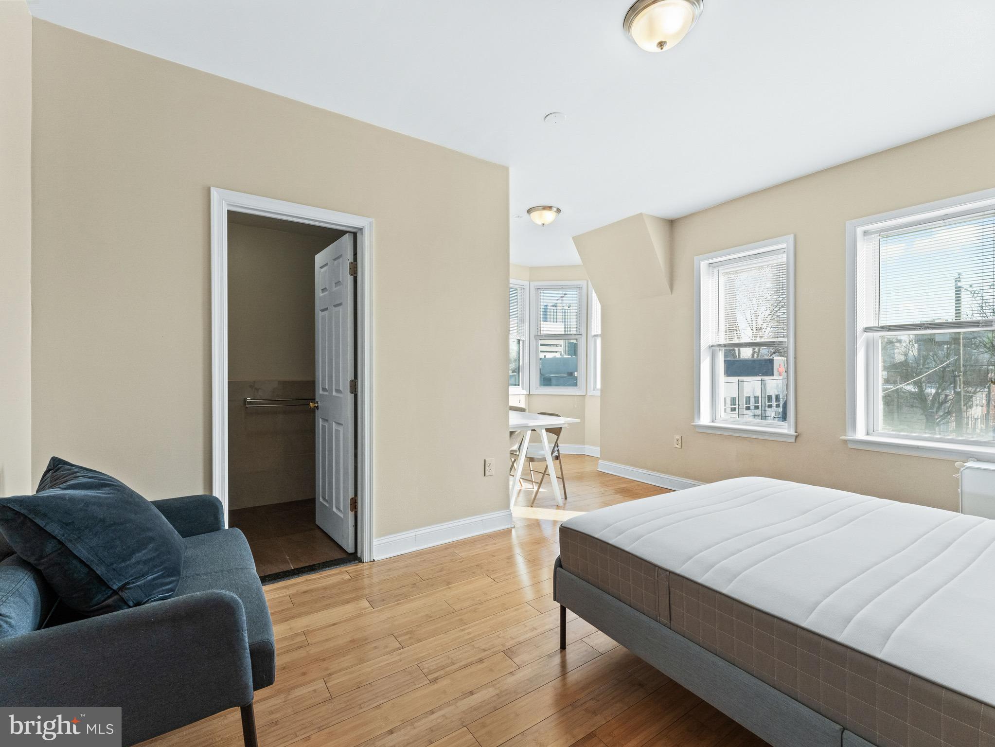 UNIVERSITY CITY - Residential Income