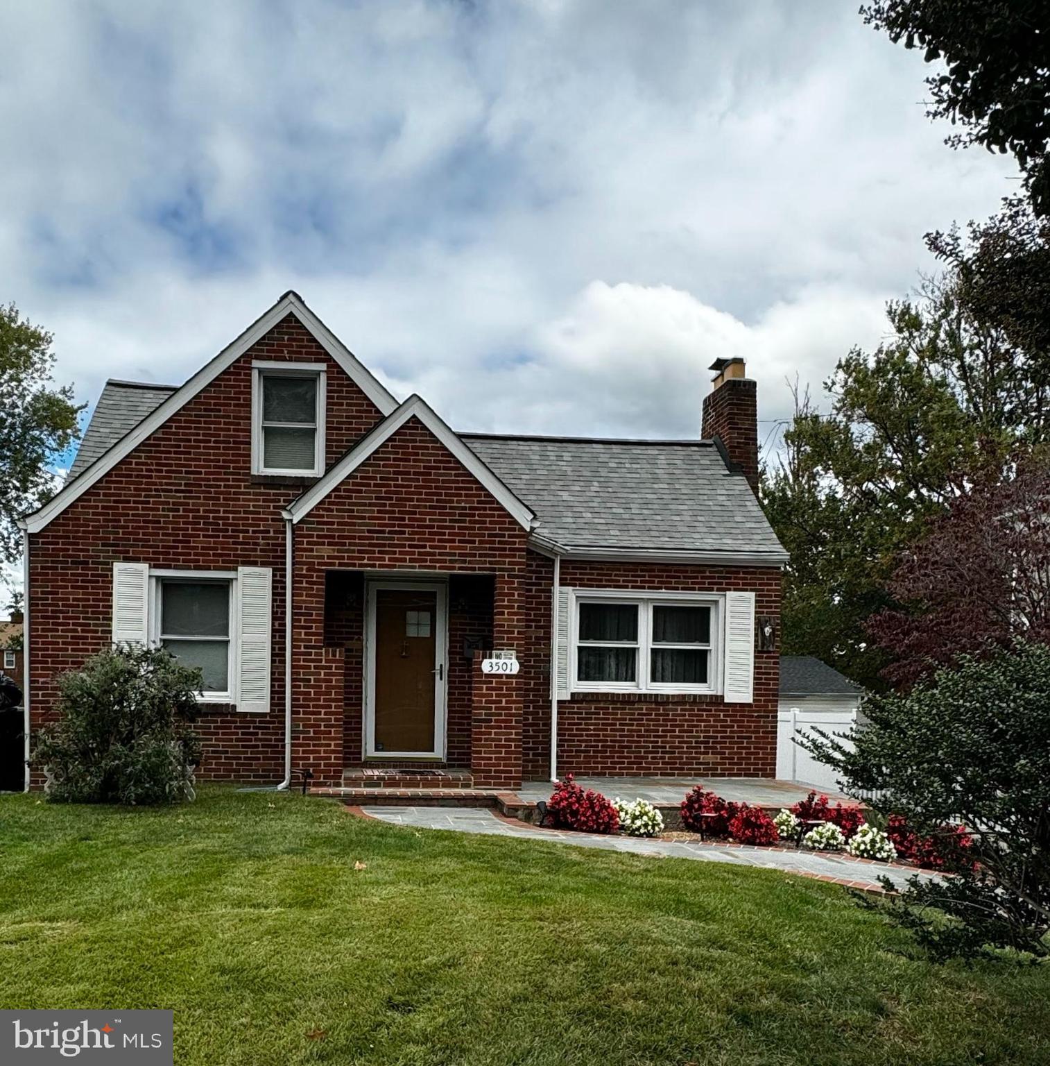 PRICE IMPROVED!! Great investment opportunity in sought after Arlington neighborhood. Existing lease at $3500/month effective till Nov' 2026 with option to renew. Also has future potential to rehab and build equity. MUST SEE!