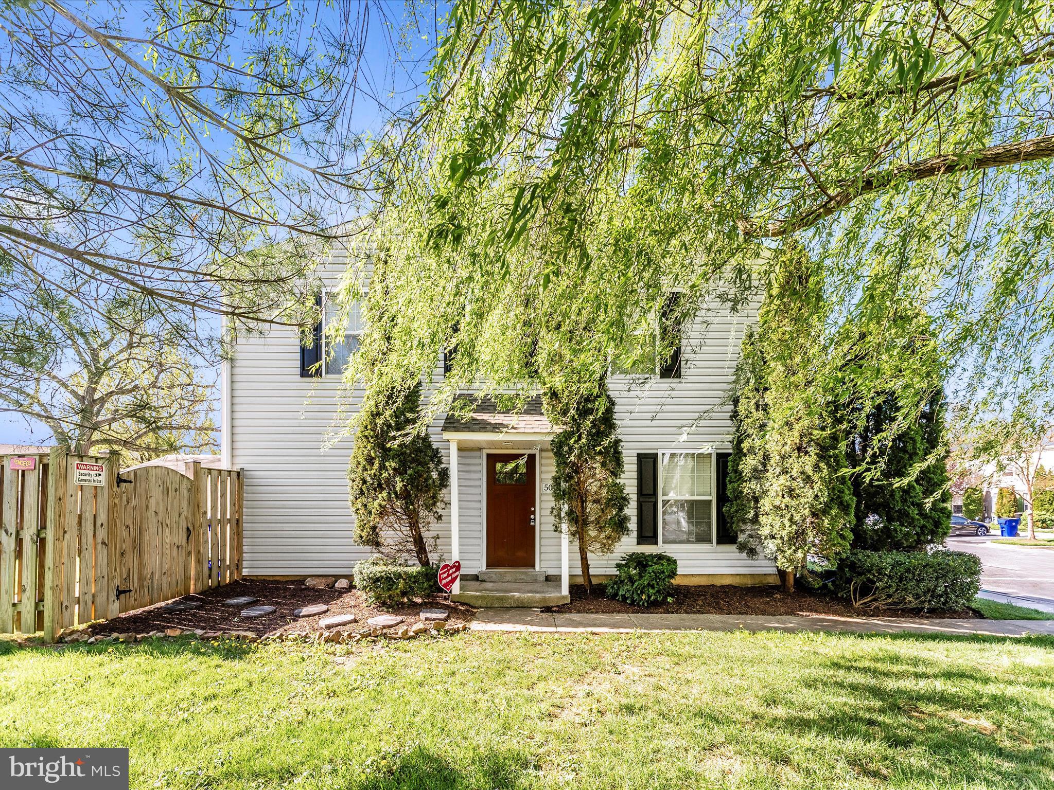 Sought after end unit. Hurry before you miss it. Move in ready. Spacious kitchen with room for dining.  Sparkling clean with many upgrades. Fresh sod laid in the fenced back yard perfect for entertaining.  Come see for yourself all this home has to offer.  3 bedrooms 1 full and 1 half bath.  Laundry on the main level.
Central A/C