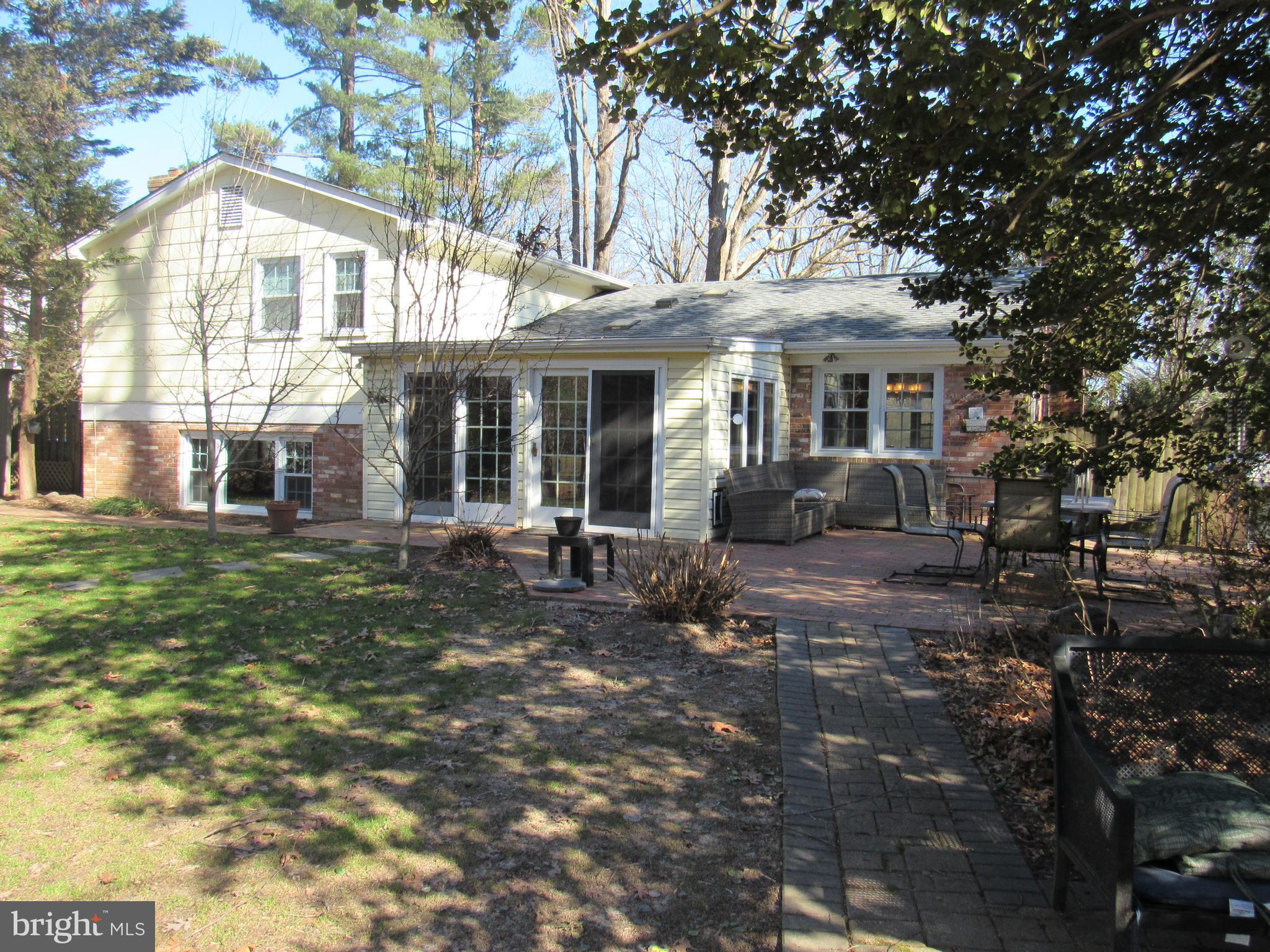 Updated 5 bedrooms 3 bathroom Detached House in Mantua Hills, Fairfax. Kitchen with stainless steel appliances, gas cooktop, wall oven, granite countertops, and plenty of cabinets for storage. Separate living room and Dining Room. Recreation room. Bedrooms with ceiling fans. Large patio and  backyard perfect for entertaining. Conveniently located near shops and restaurants. Easy access to RT 50, 236, i495 AND I66. Available 08/01/2025. Must see!
